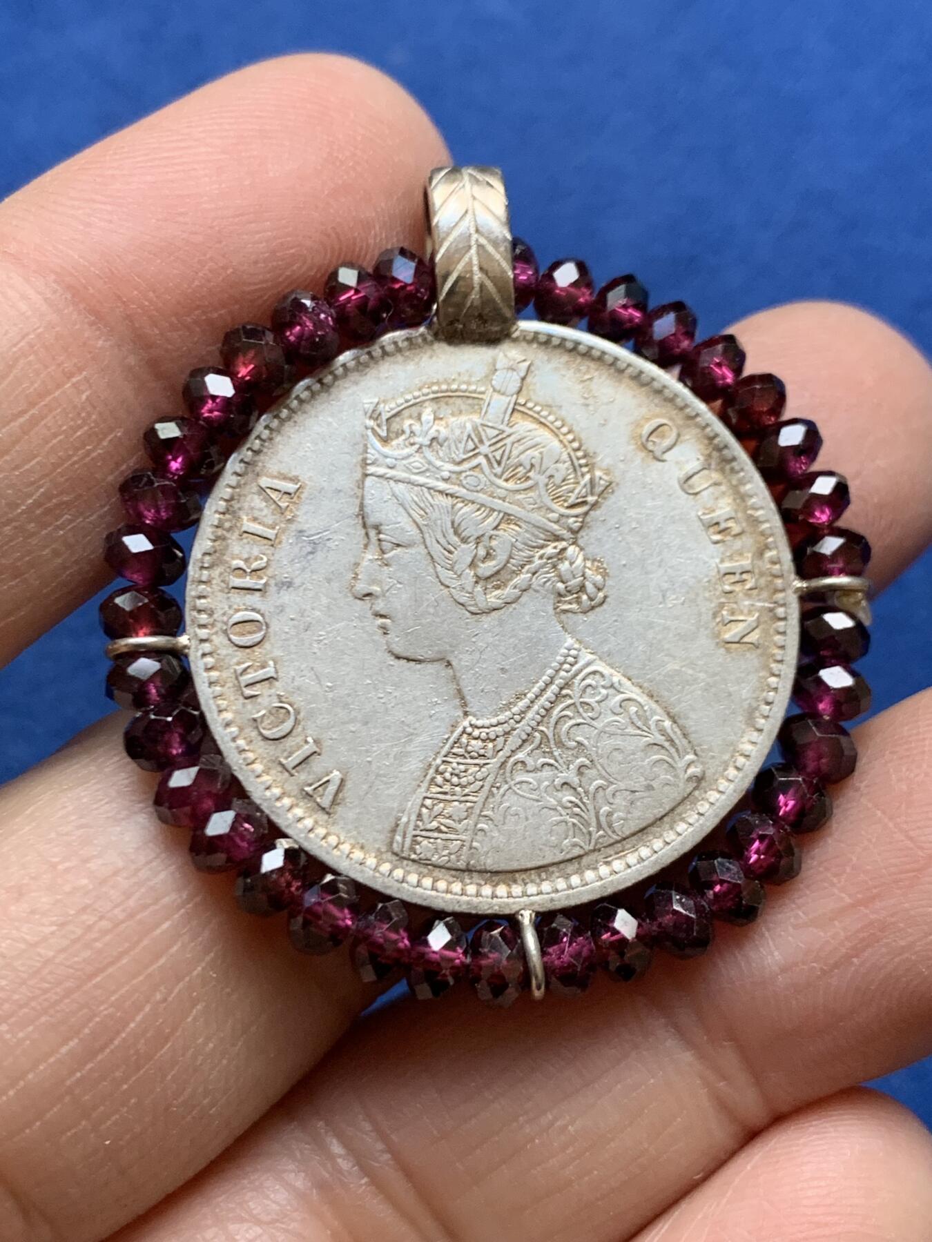 《竞宝斋》第457场 周日，周一，周二   3场连拍 （全场包邮）欢迎送拍 英属印度1862年维多利亚女王1卢比银币吊坠 总重16.1克 38.5mm