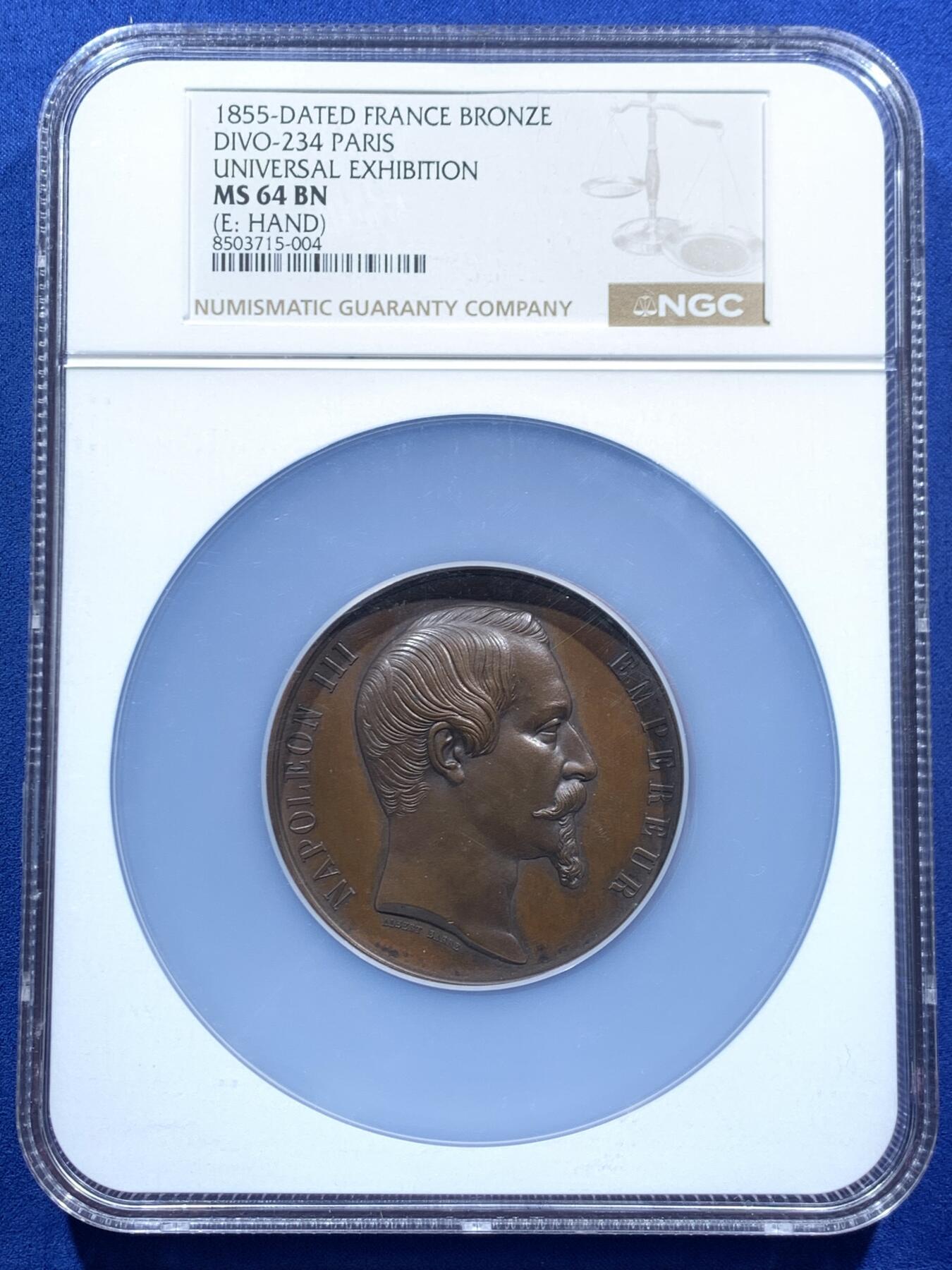 《竞宝斋》第457场 周日，周一，周二   3场连拍 （全场包邮）欢迎送拍 NGC MS64BN 法国1855年巴黎世博会纪念大铜章 60mm（签名版）定制款稀缺品，顶级高分，拿三章牌中的热门品种，20国徽章环绕波拿巴家族鹰徽，众星捧月，繁复华丽，记录拿破仑三世的巅峰时刻。手指边铭原铸品，加大加厚盒装。