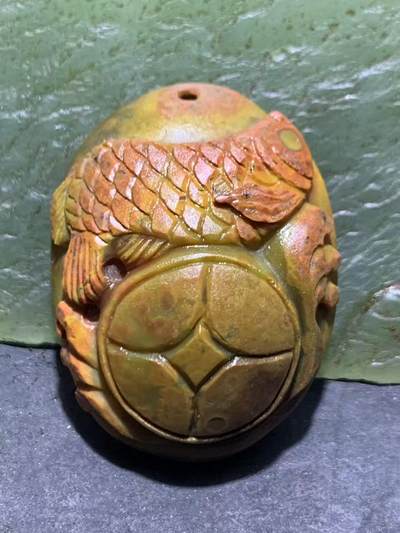 精美亚光冰飘战国红玛瑙手工俏色巧雕龙鱼钱币吊坠一个， - 精美亚光冰飘战国红玛瑙手工俏色巧雕龙鱼钱币吊坠一个，