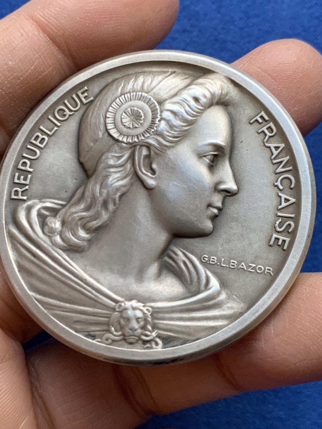 《竞宝斋》第457场 周日，周一，周二   3场连拍 （全场包邮）欢迎送拍 1951年法国国民议会颁发纪念大银章 62克 49.5mm 丰饶角1银 好品 稀有 带原始包装皮套