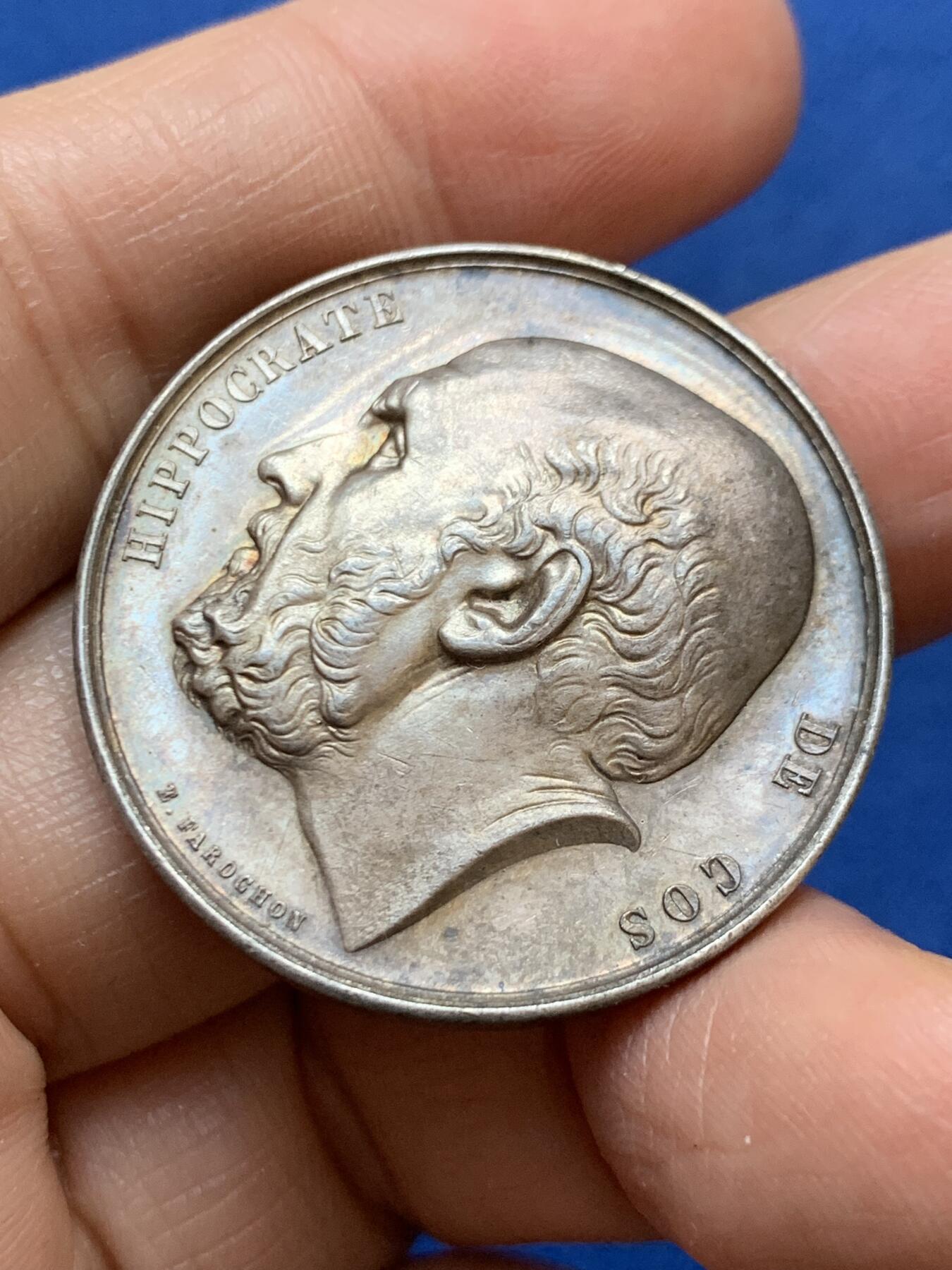 《竞宝斋》第457场 周日，周一，周二   3场连拍 （全场包邮）欢迎送拍 19世纪法国医学之父希波克拉底银章 19.1克 34.3mm 丰饶角银标