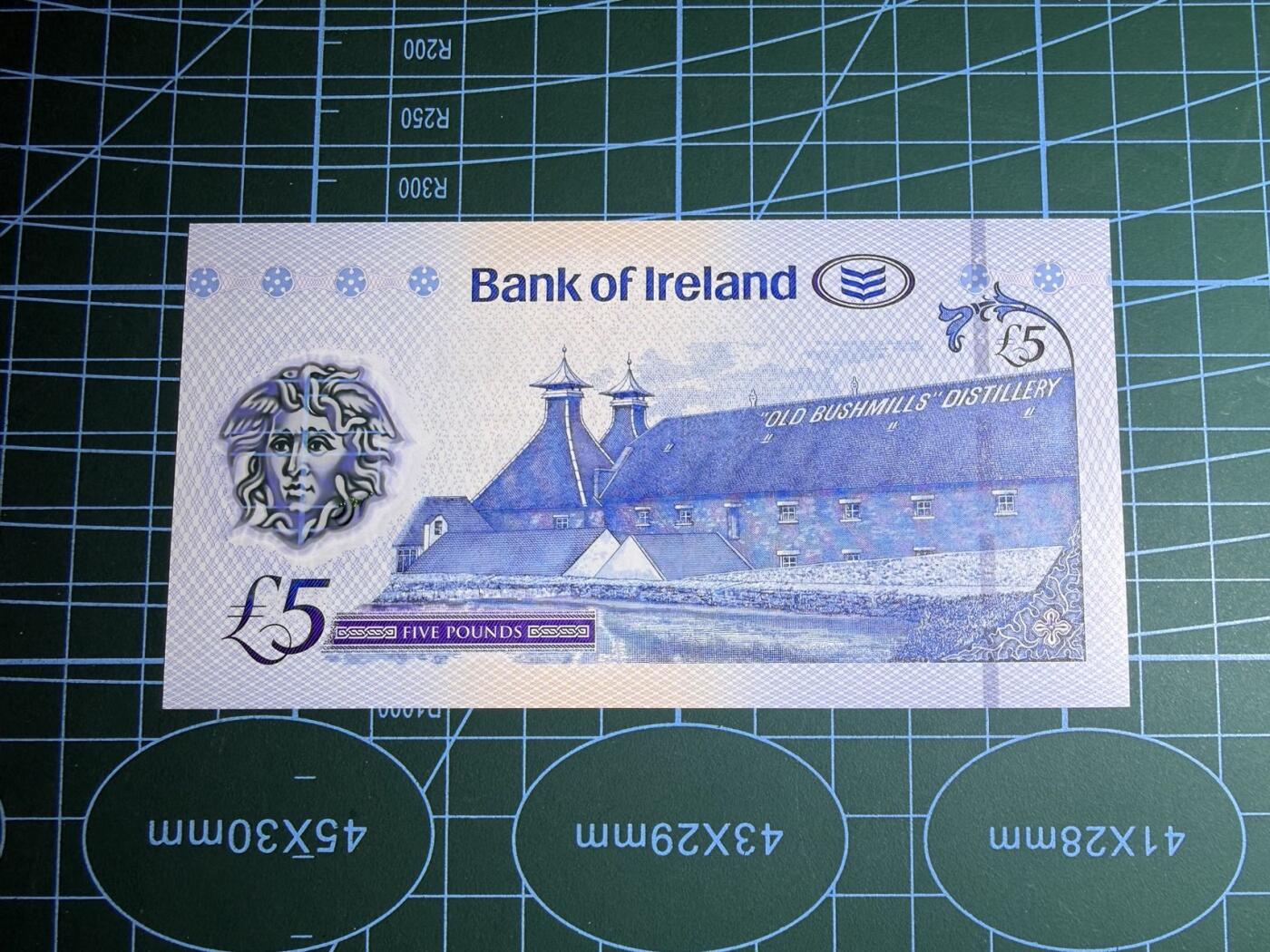 【炜奕收藏】，第五十六期，大不列颠专场 2017年北爱尔兰爱尔兰银行5镑，UNC品相，数三圆圆倒置号