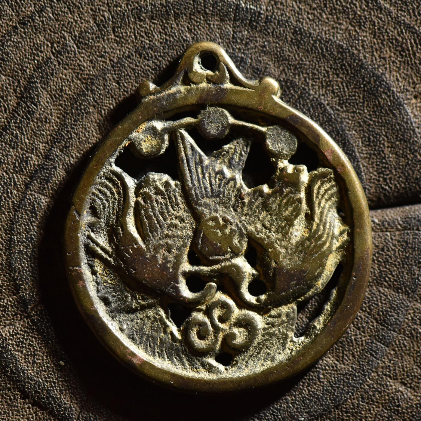 【良泉】【春节前最后一场】2月5日晚19.30点开拍！208组，本场结束后预存钱币的朋友请告知，将连同本场拍品一起邮寄，预祝诸位春节愉快！ 【藏家出品C】朝鲜. 双童二日背子孙昌盛挂花钱，13.08克