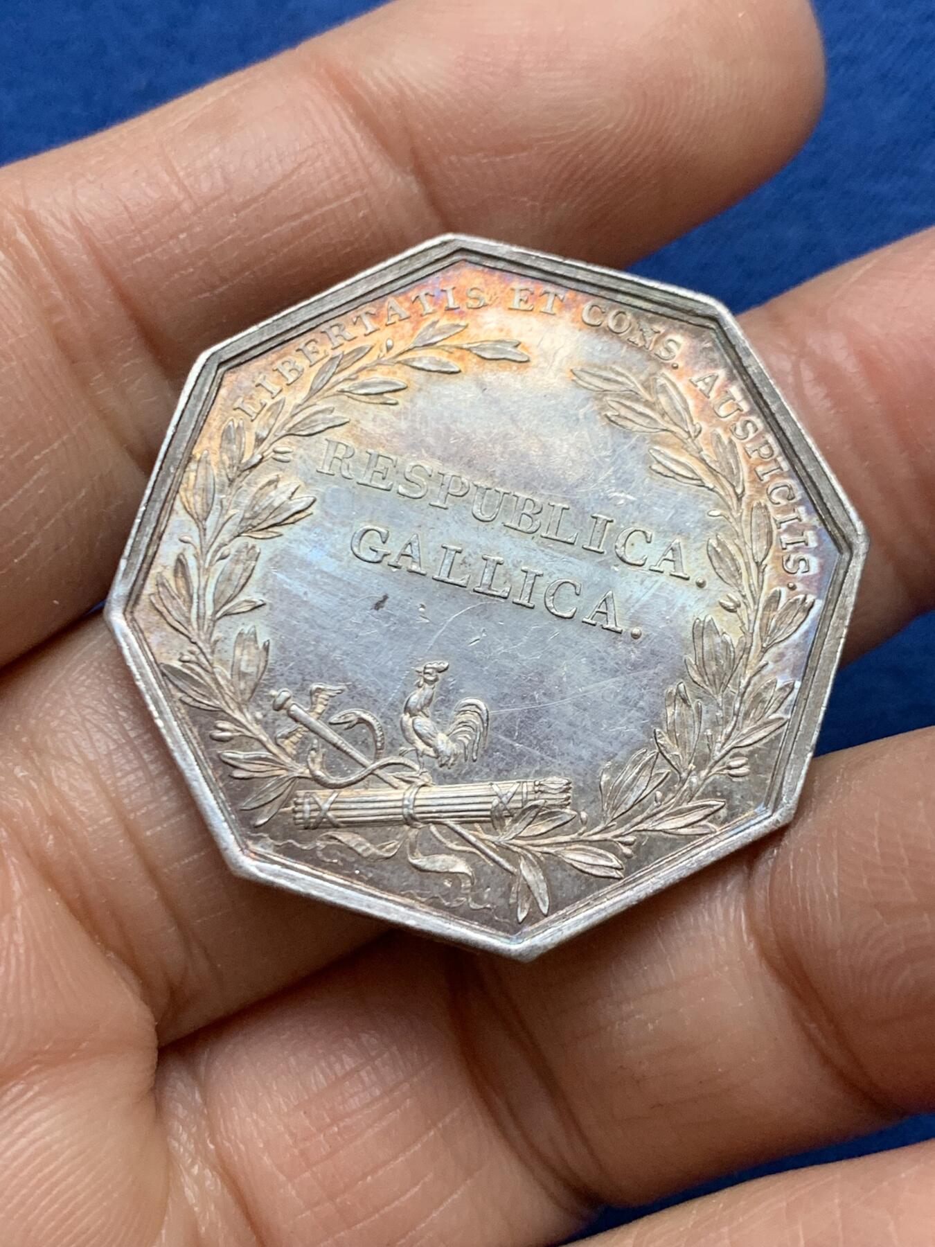 《竞宝斋》第457场 周日，周一，周二   3场连拍 （全场包邮）欢迎送拍 法国波尔多商会八角银代币，直径33mm，重15.5克，早期无边铭