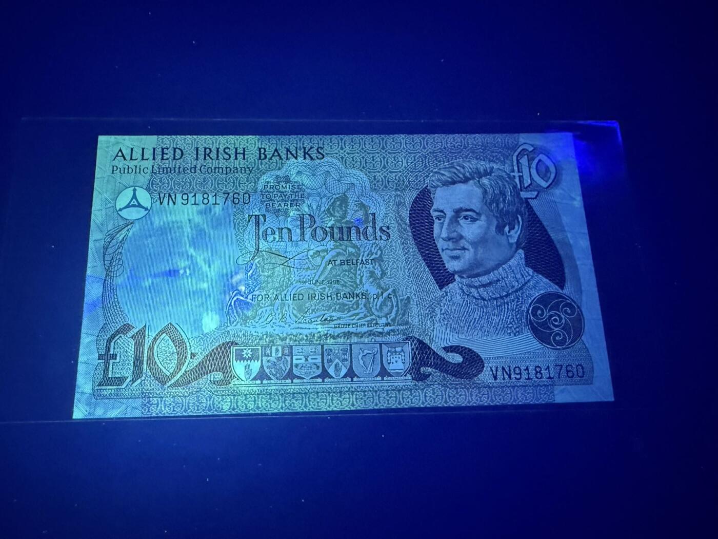 【炜奕收藏】，第五十六期，大不列颠专场 1988年北爱尔兰联合银行10镑，UNC品相，号码无4，水印处有轻微荧光反应，该银行为第一信托银行前身，少见品种