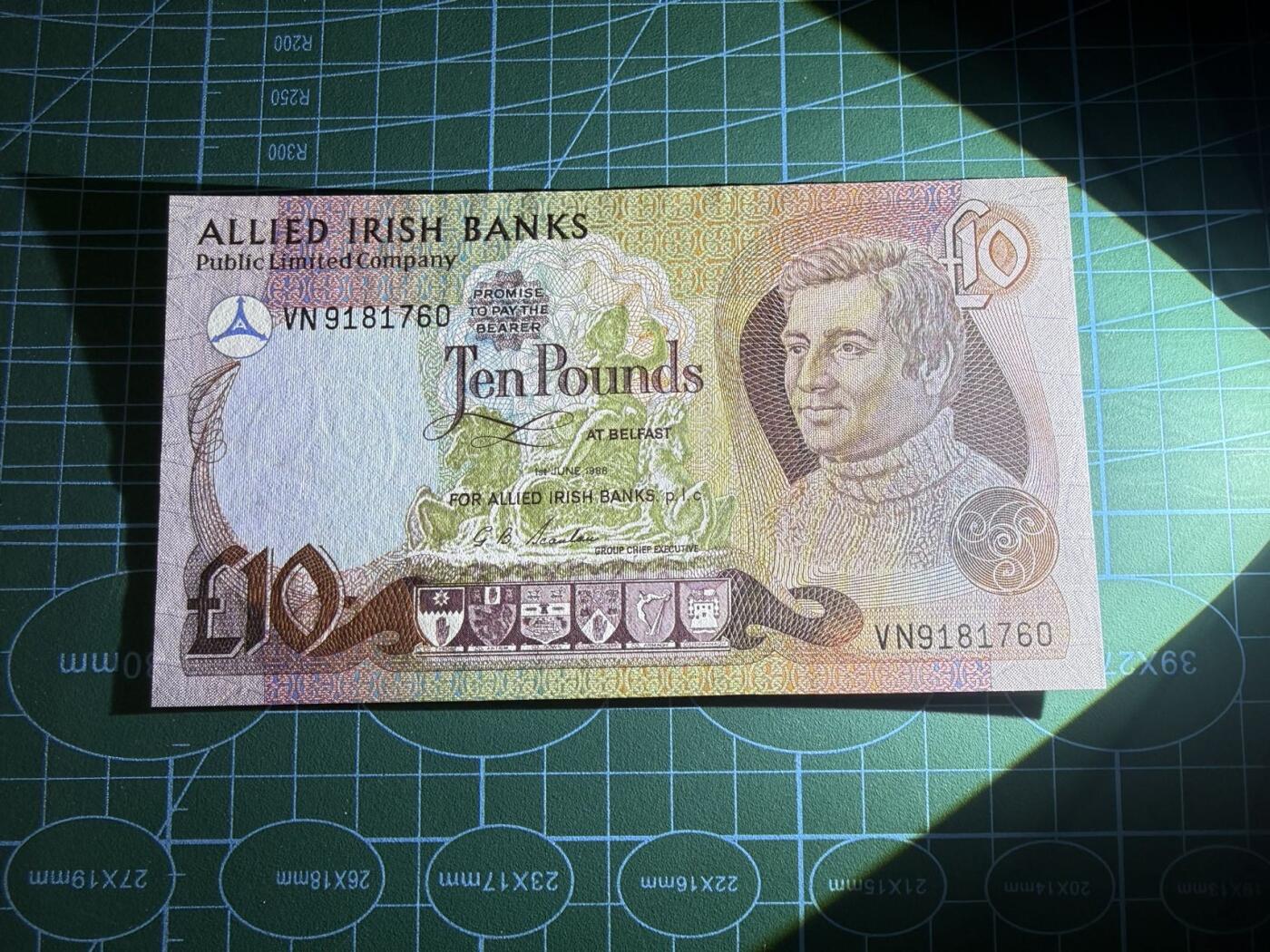 【炜奕收藏】，第五十六期，大不列颠专场 1988年北爱尔兰联合银行10镑，UNC品相，号码无4，水印处有轻微荧光反应，该银行为第一信托银行前身，少见品种