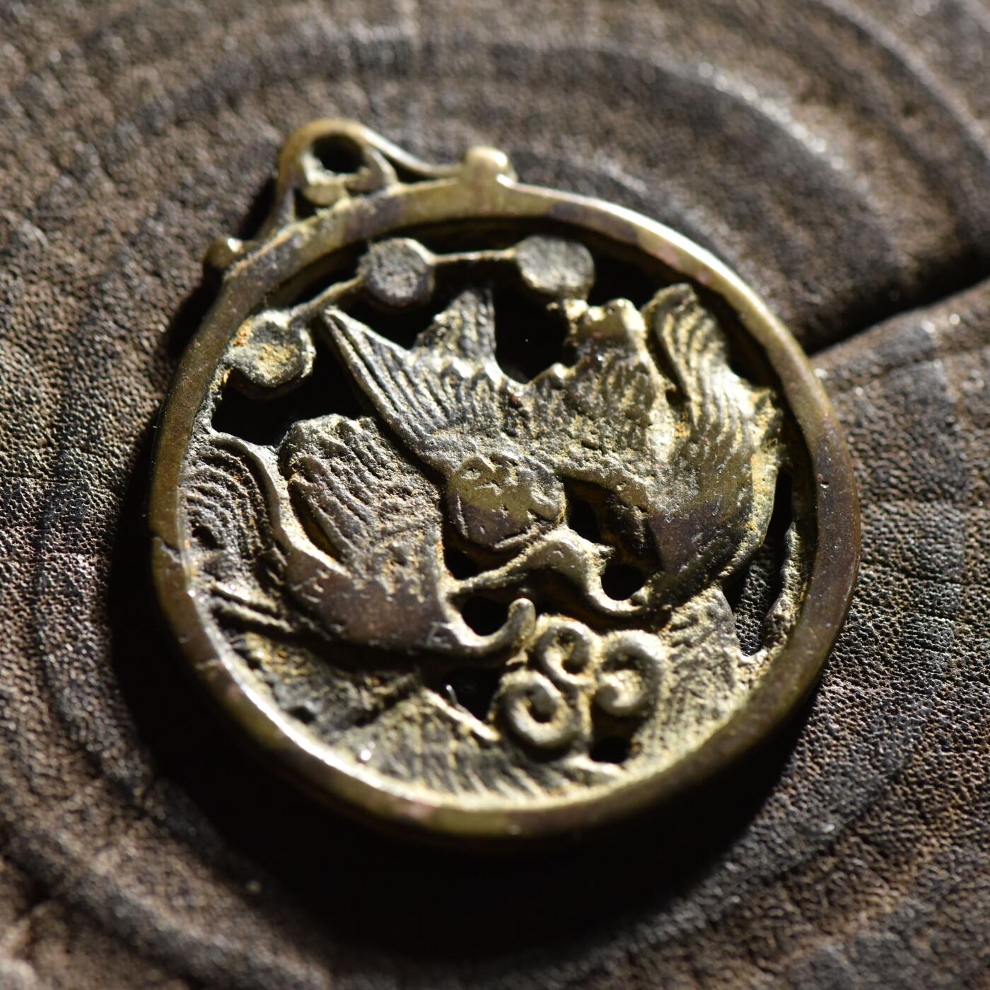 【良泉】【春节前最后一场】2月5日晚19.30点开拍！208组，本场结束后预存钱币的朋友请告知，将连同本场拍品一起邮寄，预祝诸位春节愉快！ 【藏家出品C】朝鲜. 双童二日背子孙昌盛挂花钱，13.08克