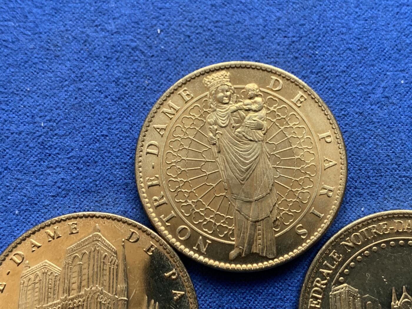 《竞宝斋》第457场 周日，周一，周二   3场连拍 （全场包邮）欢迎送拍 三枚一组 2013年巴黎圣母院850周年纪念章 总重45.1克 33.9mm