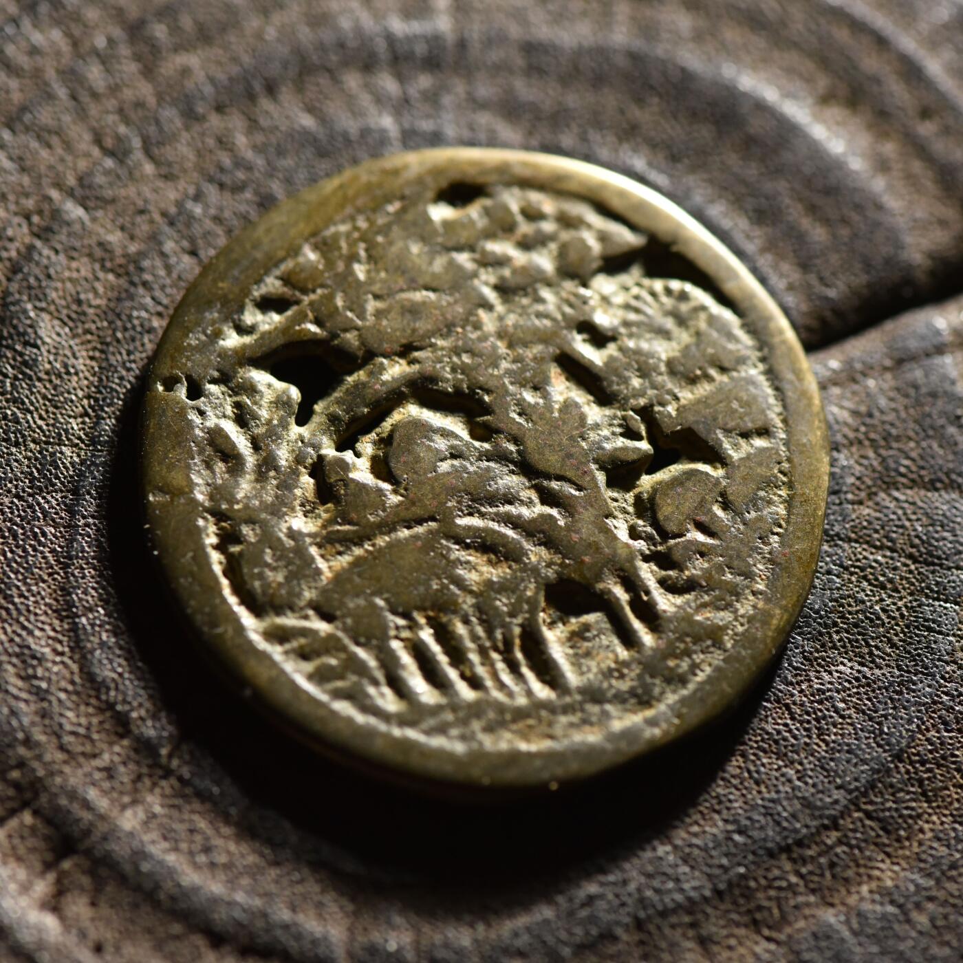 【良泉】【春节前最后一场】2月5日晚19.30点开拍！208组，本场结束后预存钱币的朋友请告知，将连同本场拍品一起邮寄，预祝诸位春节愉快！ 【藏家出品C】朝鲜. 岗陵双鹿别钱，15.99克