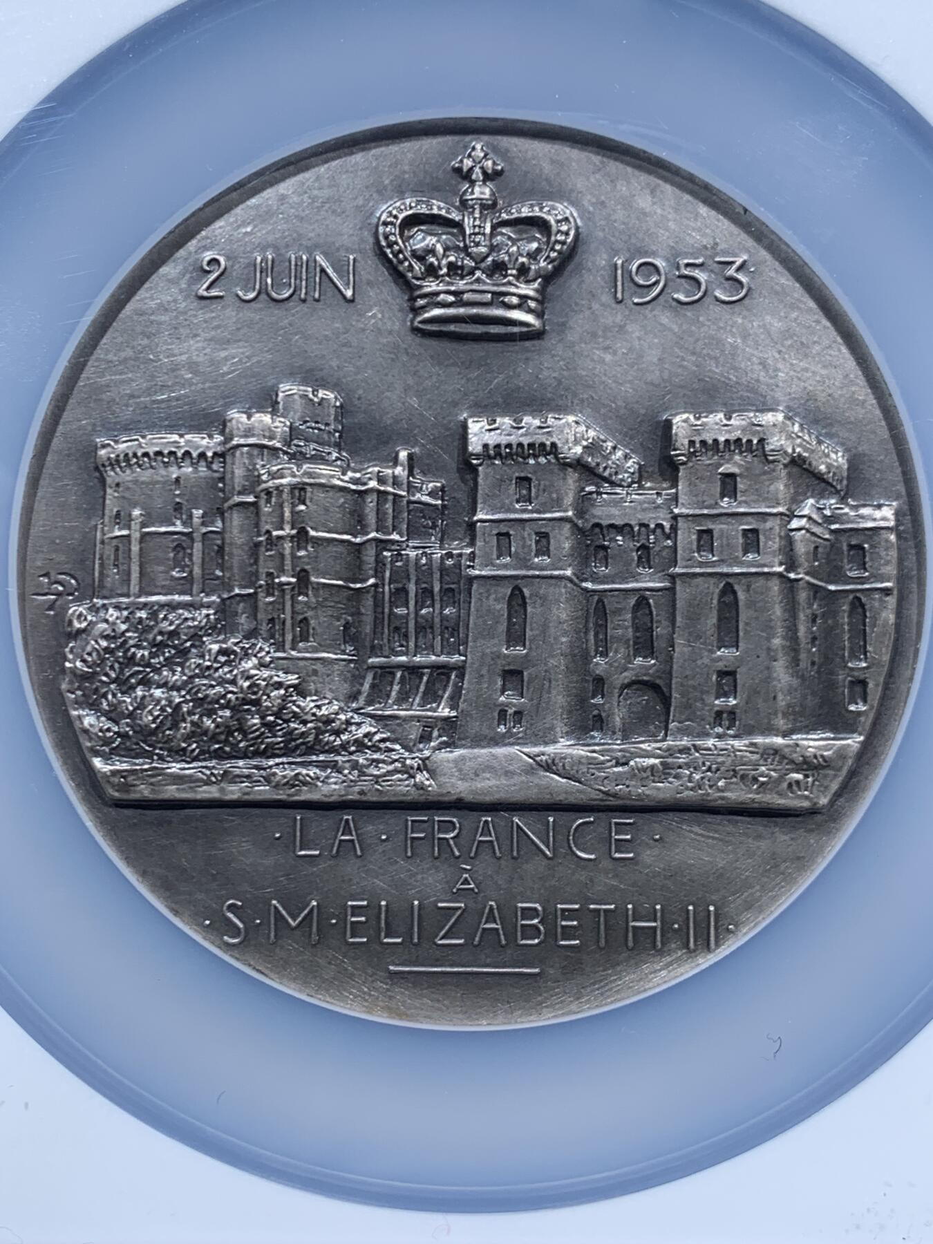 《竞宝斋》第457场 周日，周一，周二   3场连拍 （全场包邮）欢迎送拍 NGC MS64 法国亨利·德罗普西设计，巴黎造币厂铸造 1953年伊丽莎白二世加冕礼纪念大银章 稀有 重约210克 加大加厚盒