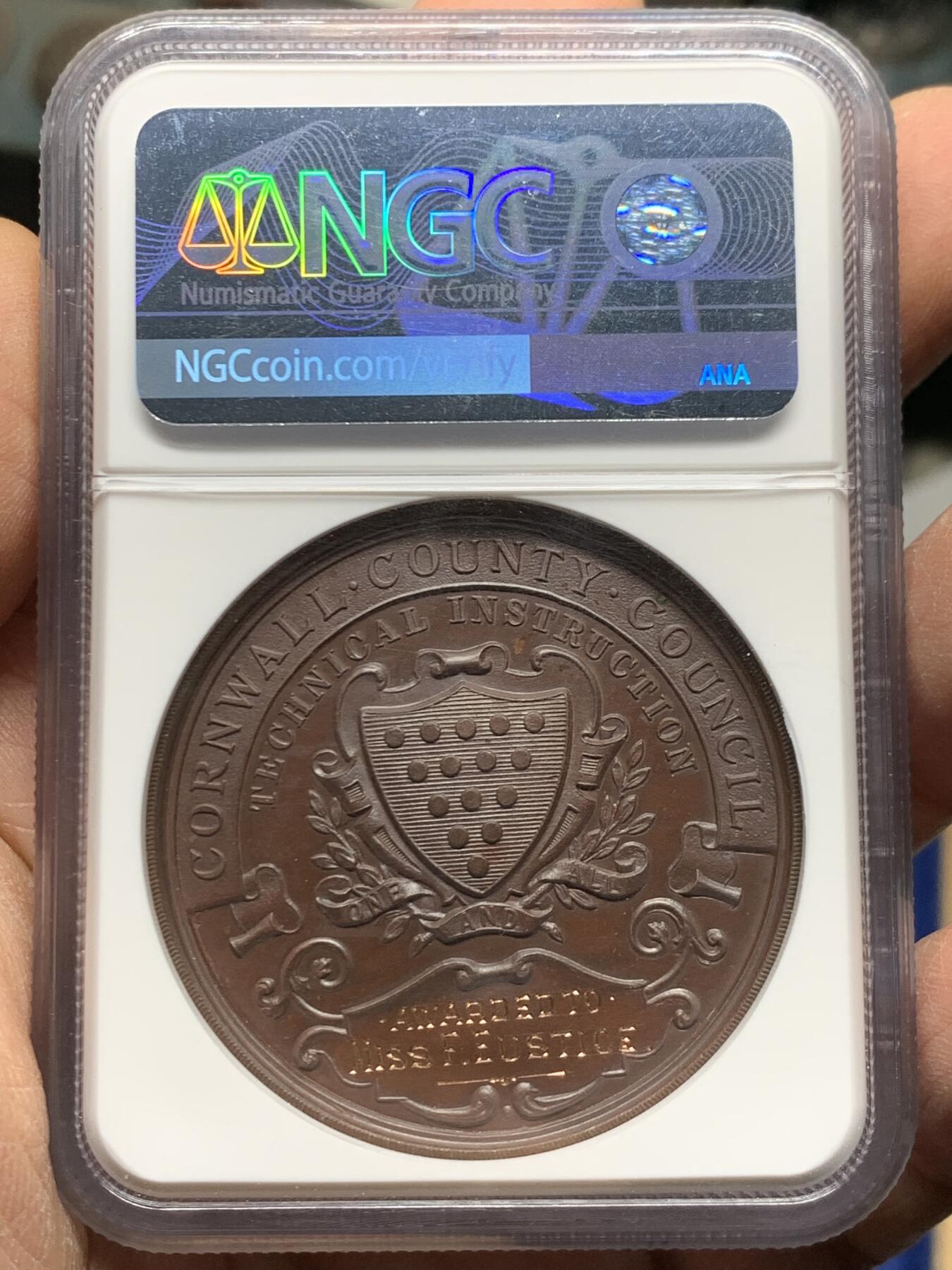 《竞宝斋》第457场 周日，周一，周二   3场连拍 （全场包邮）欢迎送拍 NGC MS64BN 英国 约1890年左右 康沃尔郡议会铜制大奖章，授予F.尤斯蒂斯小姐。45mm大规格，丝滑巧克力。令人惊艳的工艺，女神脸部及高点刻画清晰。极少见的英系大铜章。加厚盒