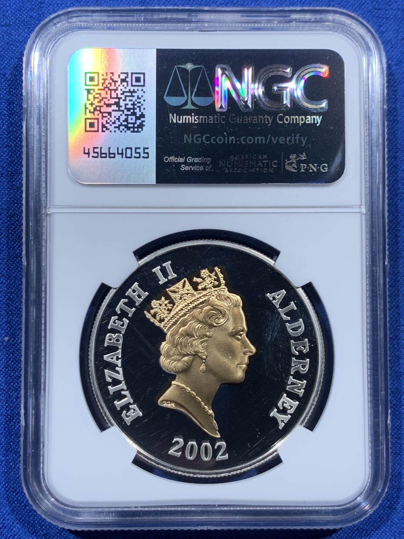 《竞宝斋》第457场 周日，周一，周二   3场连拍 （全场包邮）欢迎送拍 NGC PF68UC 2002年奥尔德尼岛（金禧纪念）伊丽莎白二世女王登基50周年5镑精制高浮雕大银币，女王侧像镀金。