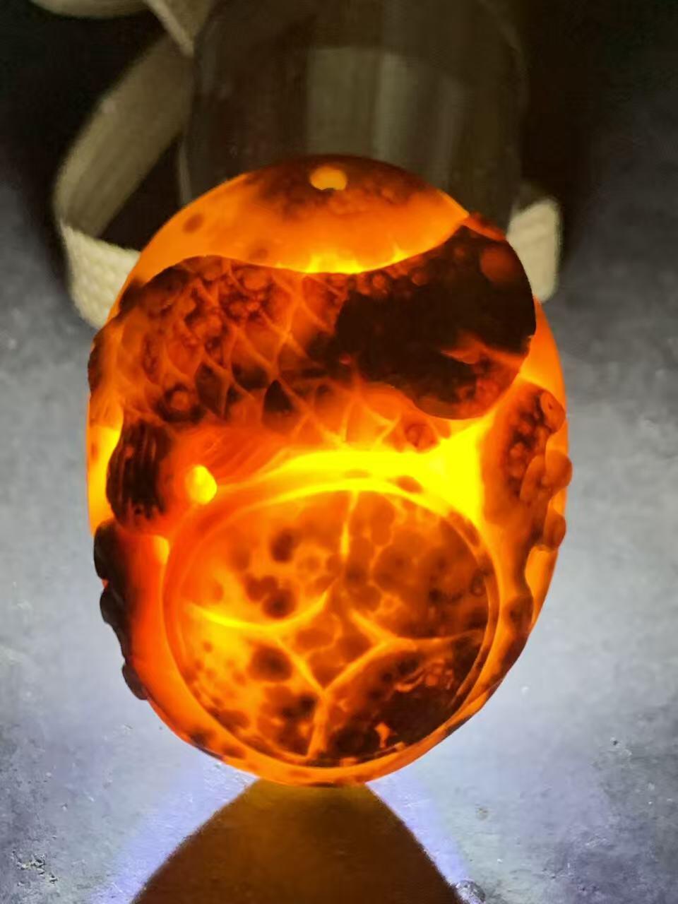 精美亚光冰飘战国红玛瑙手工俏色巧雕龙鱼钱币吊坠一个，