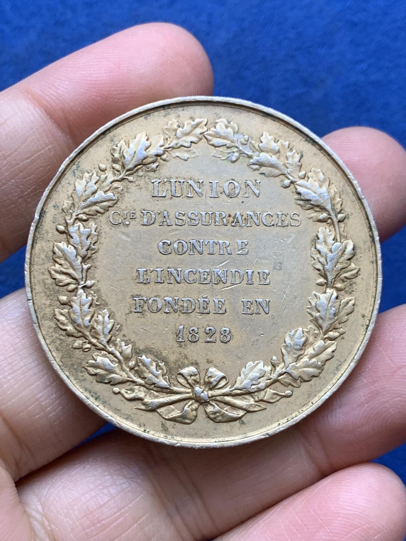 《竞宝斋》第457场 周日，周一，周二   3场连拍 （全场包邮）欢迎送拍 法国 1828年 火灾保险联盟银章 金色包浆 48g 45mm