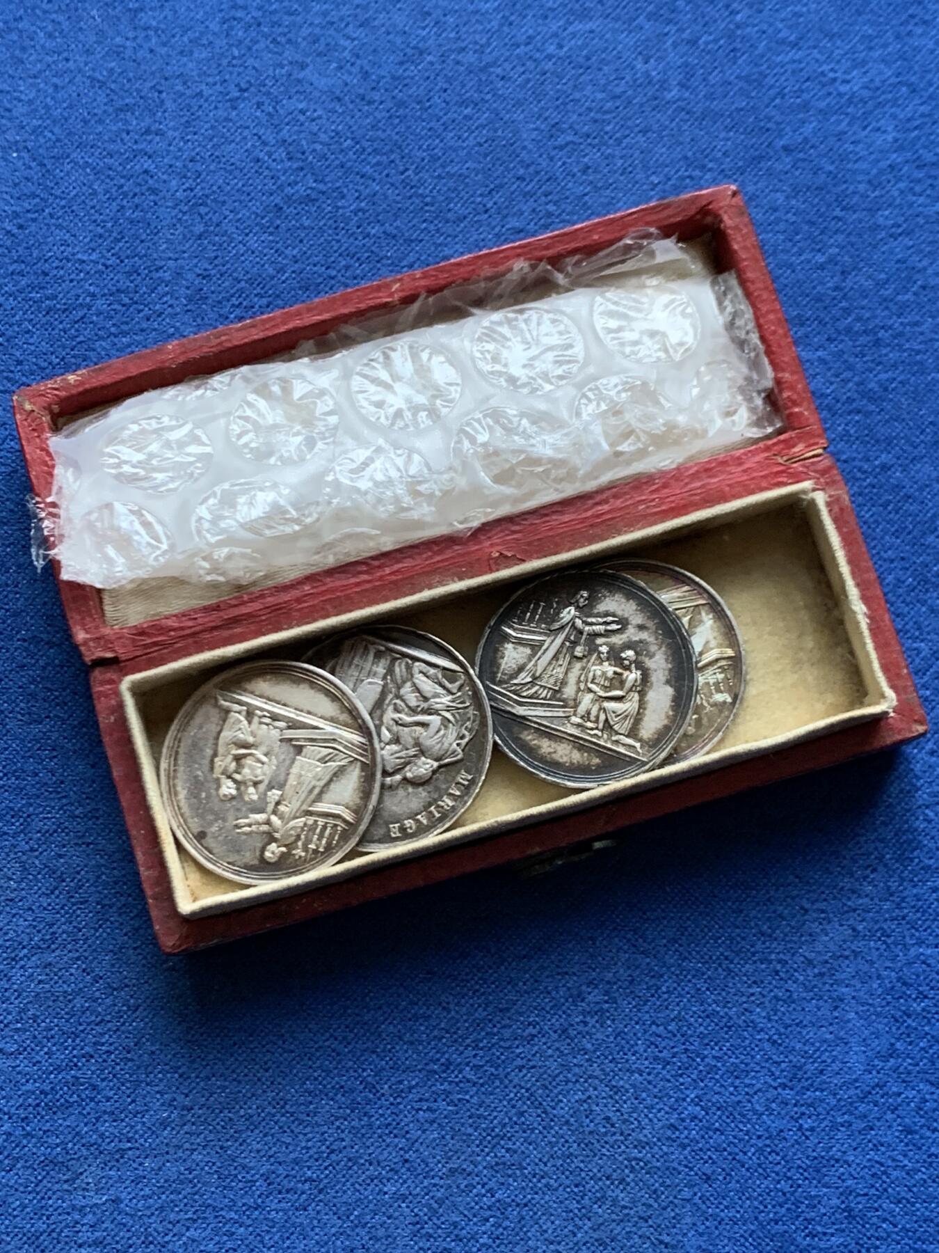 《竞宝斋》第457场 周日，周一，周二   3场连拍 （全场包邮）欢迎送拍 法国早期婚礼银章一套 四枚 13.1克 19.7mm 带原始包装 早期光边  稀有 值得收藏