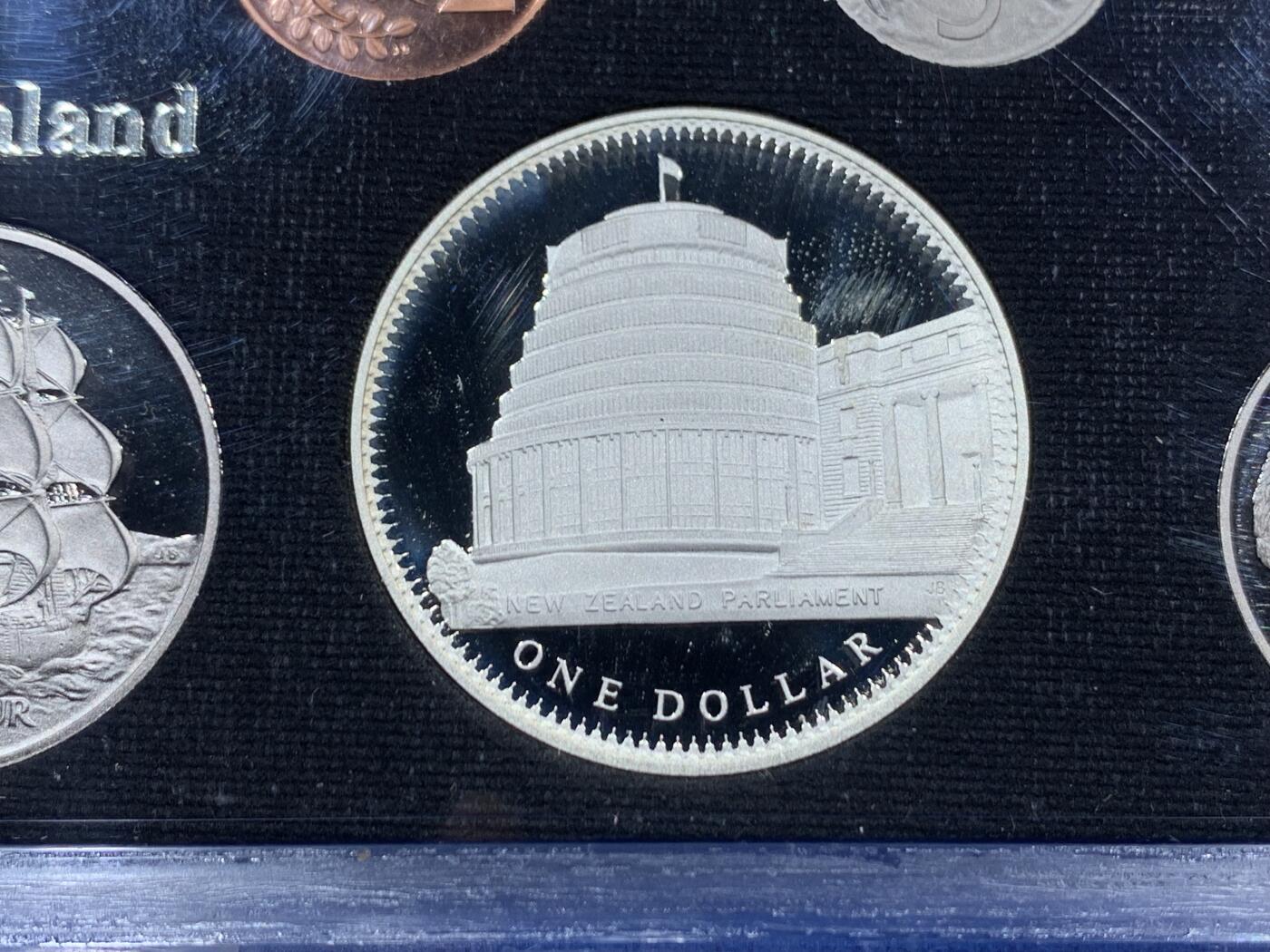 《竞宝斋》第457场 周日，周一，周二   3场连拍 （全场包邮）欢迎送拍 新西兰1978年伊丽莎白二世精制套币，其中最大面值的一元为银币，27.3克，925银