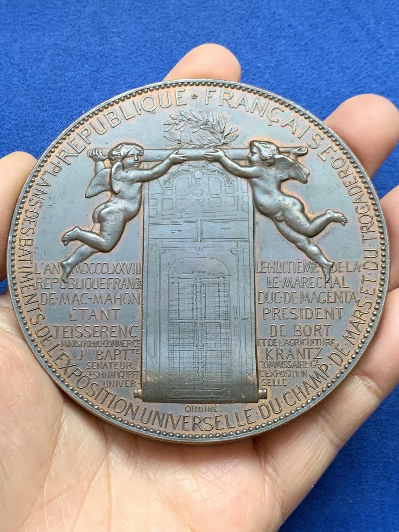 《竞宝斋》第457场 周日，周一，周二   3场连拍 （全场包邮）欢迎送拍 1878年法国巴黎世博会大铜章，直径86mm，重约308克  整体十分沉手厚重，原生包浆，细节极美，不可多得的品相，值得收藏。