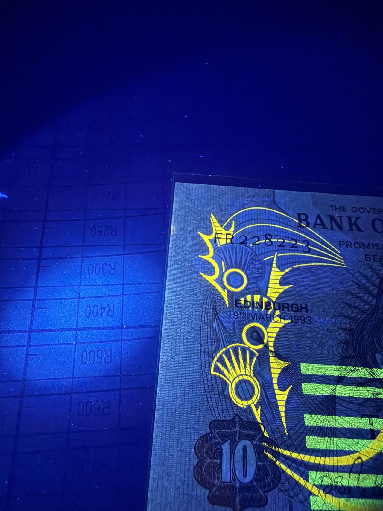 【炜奕收藏】，第五十六期，大不列颠专场 1993年苏格兰银行10镑，UNC-品相，号码无47，边缘潮斑