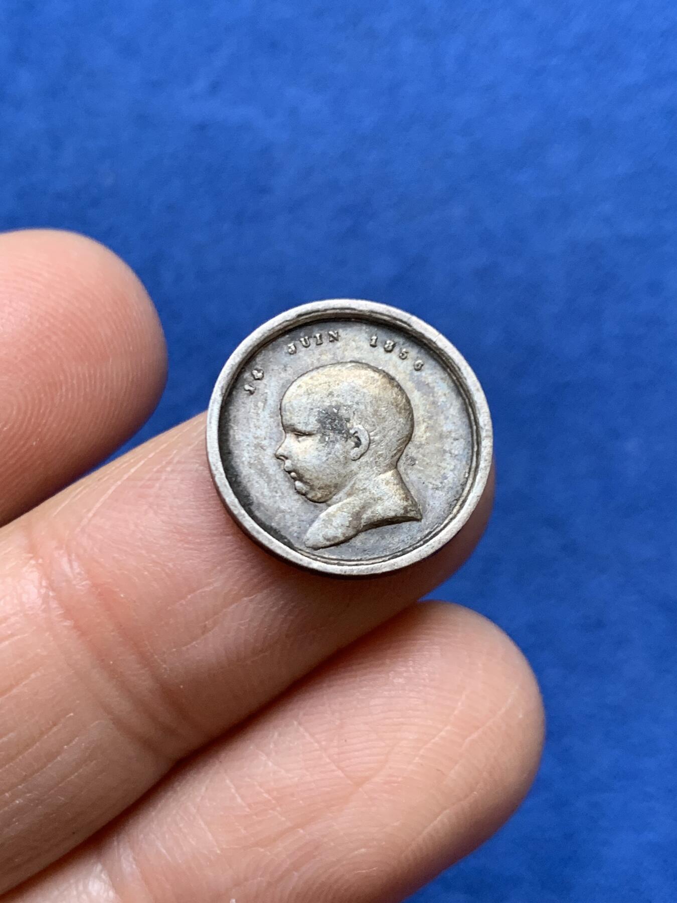 《竞宝斋》第457场 周日，周一，周二   3场连拍 （全场包邮）欢迎送拍 法国1856年拿破仑四世洗礼纪念银章，正面拿破仑四世，背面拿破仑三世夫妇头像，15.9mm，1.95克