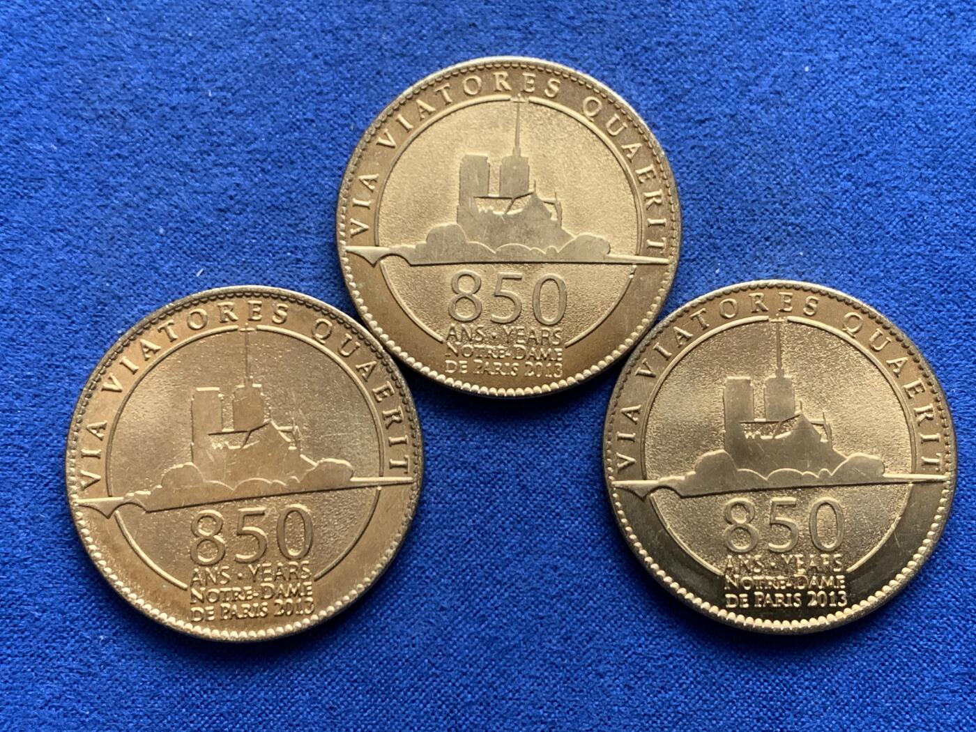 《竞宝斋》第457场 周日，周一，周二   3场连拍 （全场包邮）欢迎送拍 三枚一组 2013年巴黎圣母院850周年纪念章 总重45.1克 33.9mm