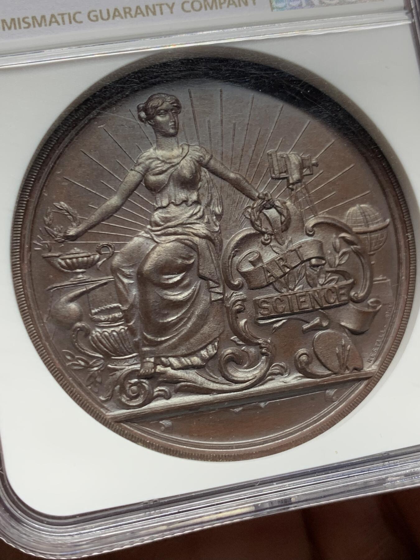 《竞宝斋》第457场 周日，周一，周二   3场连拍 （全场包邮）欢迎送拍 NGC MS64BN 英国 约1890年左右 康沃尔郡议会铜制大奖章，授予F.尤斯蒂斯小姐。45mm大规格，丝滑巧克力。令人惊艳的工艺，女神脸部及高点刻画清晰。极少见的英系大铜章。加厚盒