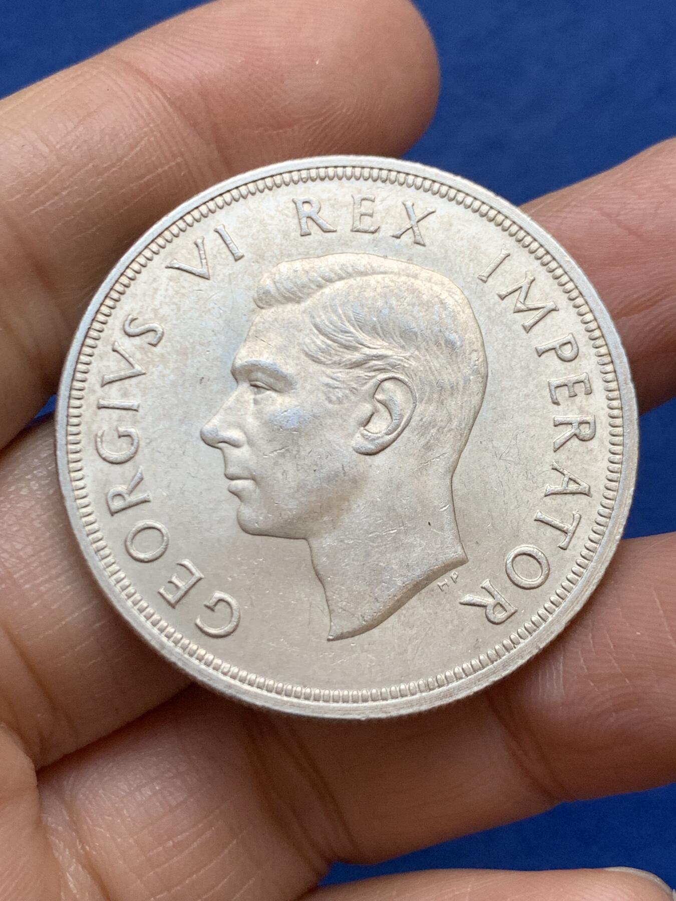 《竞宝斋》第457场 周日，周一，周二   3场连拍 （全场包邮）欢迎送拍 南非1947年5先令羚羊银币 好品 高银版