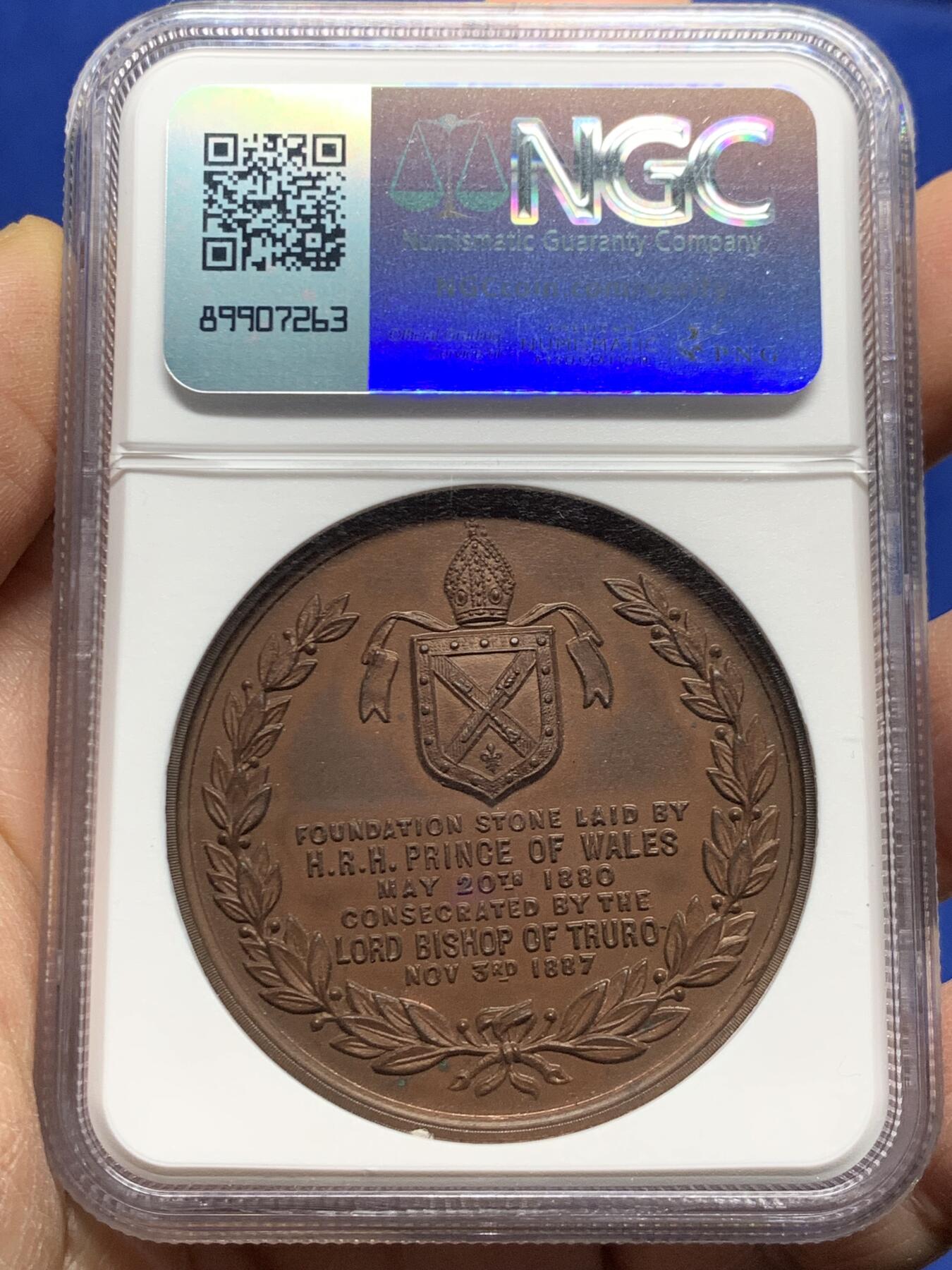 《竞宝斋》第457场 周日，周一，周二   3场连拍 （全场包邮）欢迎送拍 NGC MS64BN 1887年英国特鲁罗大教堂纪念铜章 高浮雕精美 细节非常满 加厚盒