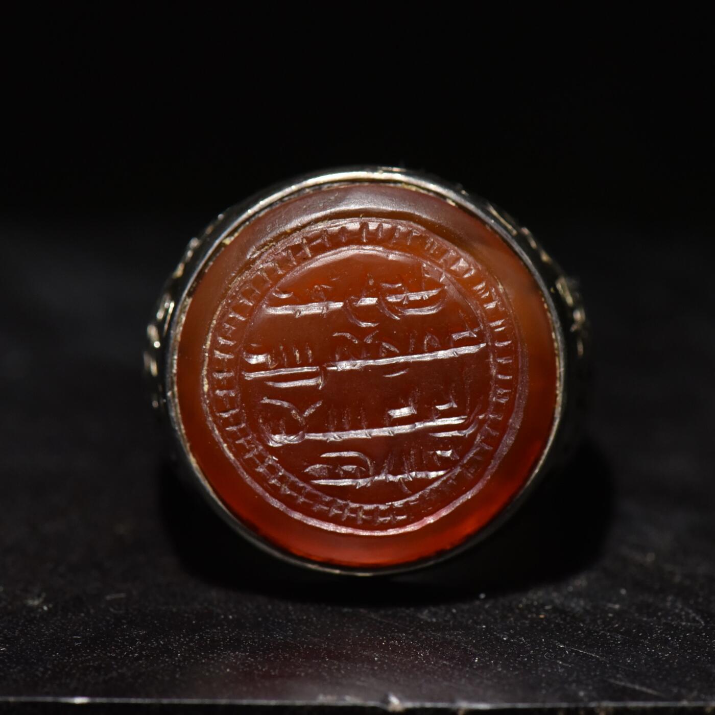【良泉】【春节前最后一场】2月5日晚19.30点开拍！208组，本场结束后预存钱币的朋友请告知，将连同本场拍品一起邮寄，预祝诸位春节愉快！ 公元16-17世纪【波斯】萨菲王朝红玉髓赞主词戒面，戒托为后镶嵌，材质925银，17克。戒面径约24毫米，内圈可调节