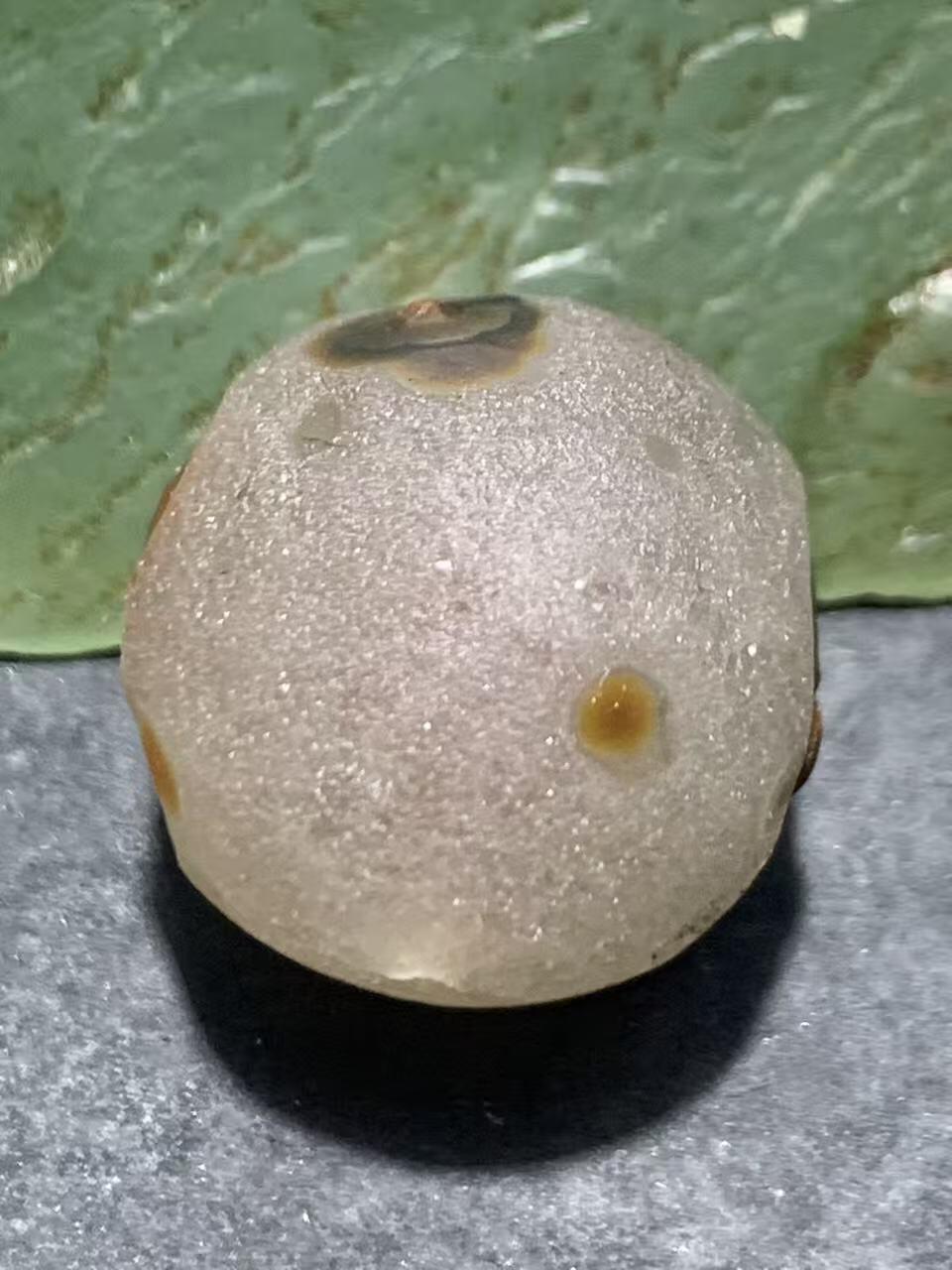 精美冰飘风化纹8字天眼图案战国红玛瑙随形珠一个，