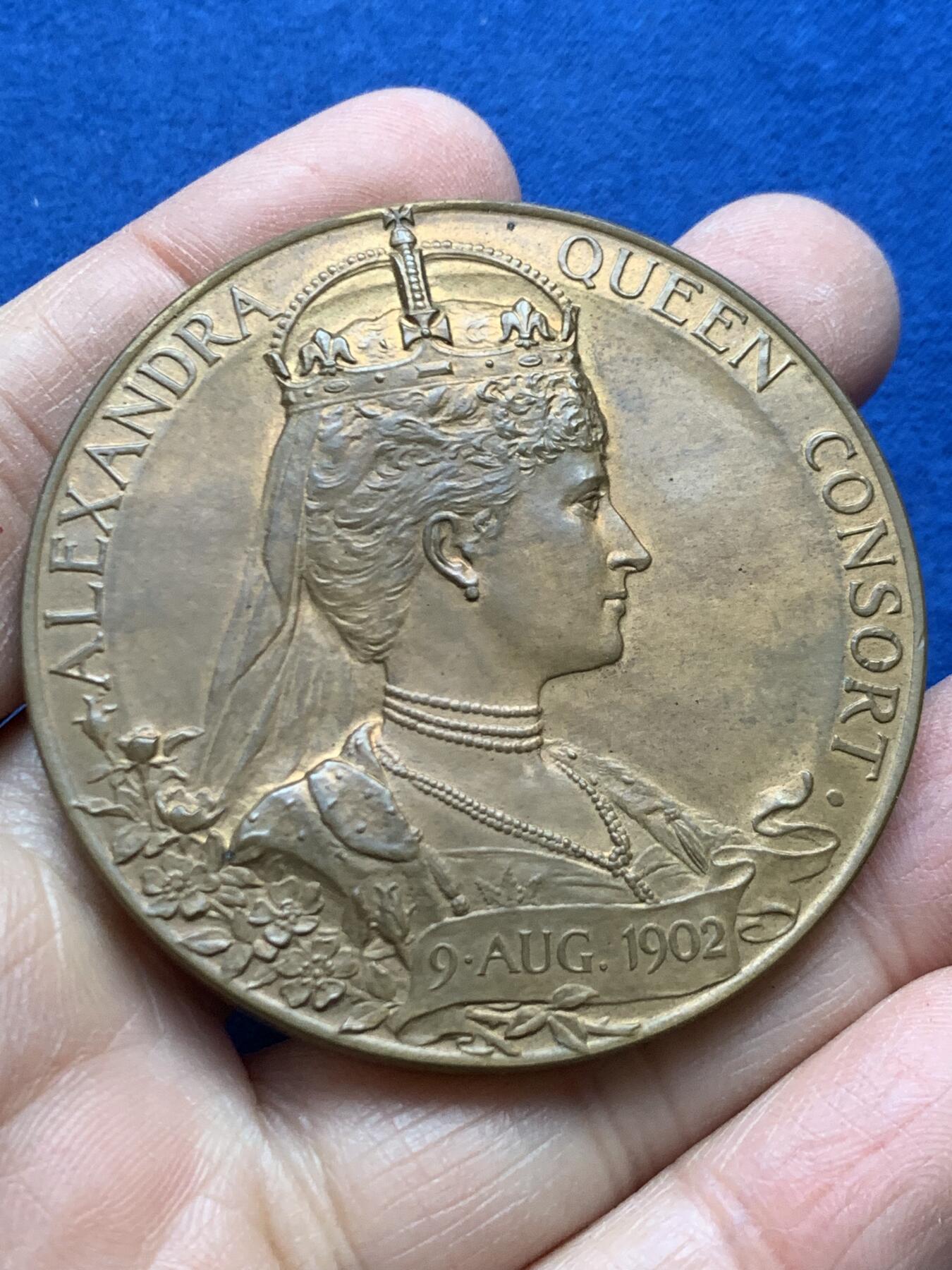 《竞宝斋》第457场 周日，周一，周二   3场连拍 （全场包邮）欢迎送拍 英国1902年 爱德华七世夫妇加冕典礼 纪念大铜章 巧克力包浆 80.8克 55.4mm 原盒