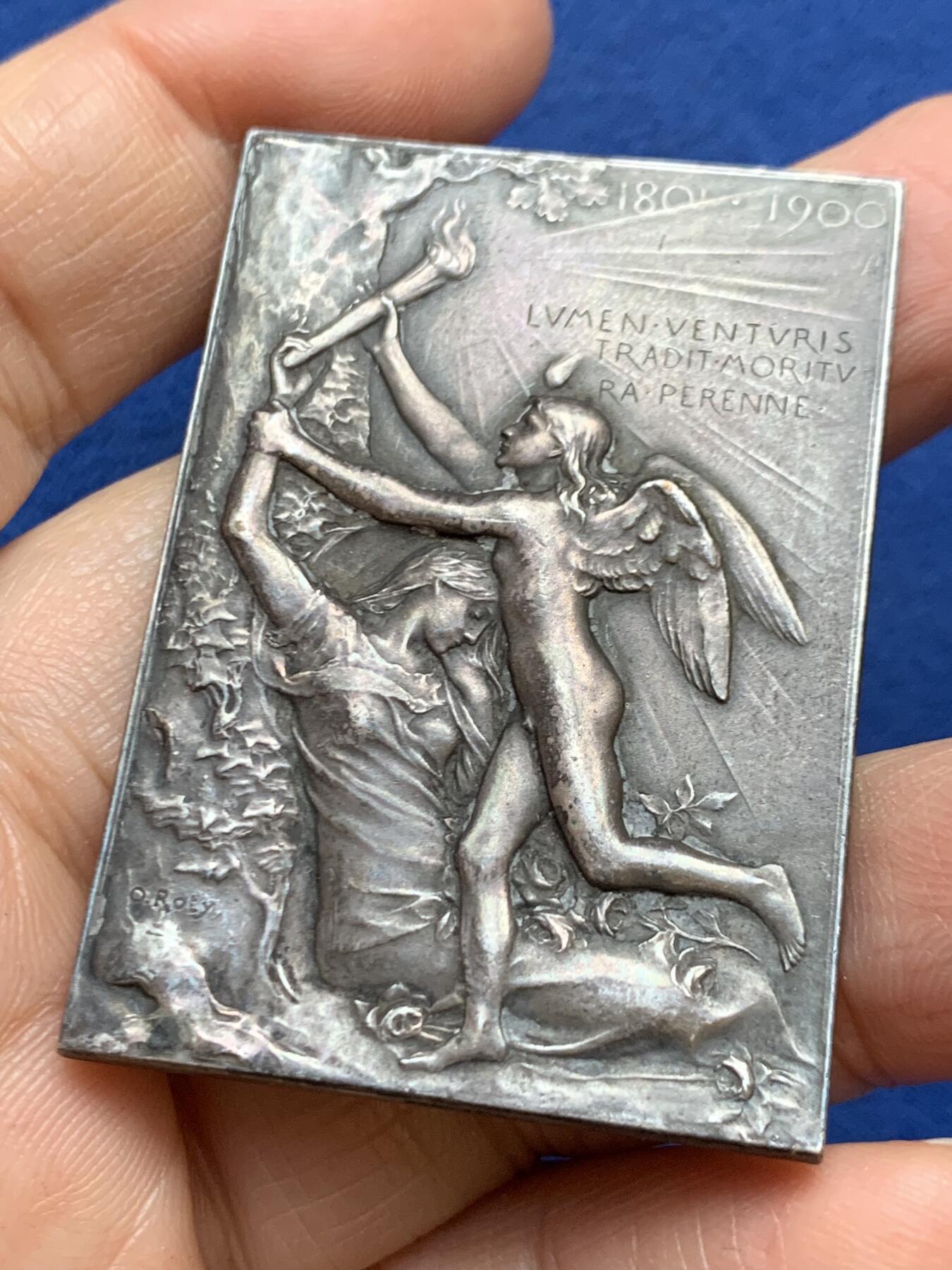 《竞宝斋》第457场 周日，周一，周二   3场连拍 （全场包邮）欢迎送拍 法国 罗蒂代表作 1900巴黎世博会 方型镀银铜章 50.8mm*36mm 37.8g 丰饶角铜标