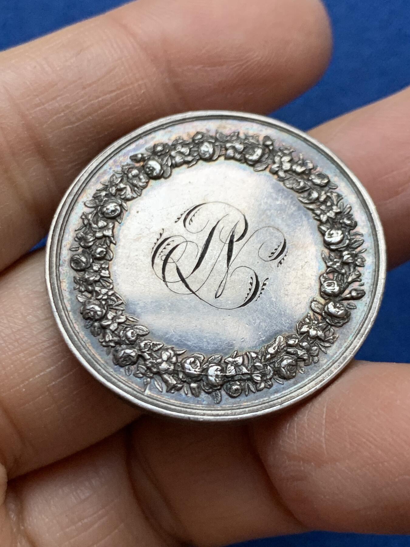 《竞宝斋》第457场 周日，周一，周二   3场连拍 （全场包邮）欢迎送拍 法国婚姻与爱情纪念银章 小天使撒花祝福 神灯边铭 15.9克 33.1mm