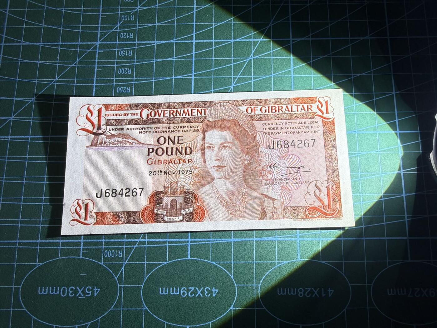 【炜奕收藏】，第五十七期，英联邦女王专场 1975年直布罗陀1镑，UNC-品相，边缘瑕疵，首发年a版少见