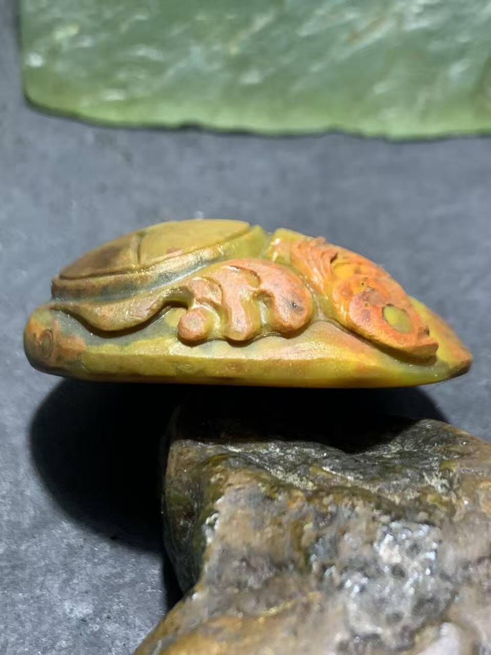 精美亚光冰飘战国红玛瑙手工俏色巧雕龙鱼钱币吊坠一个，