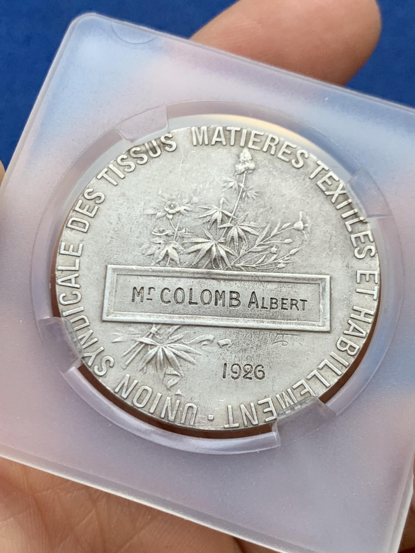 《竞宝斋》第457场 周日，周一，周二   3场连拍 （全场包邮）欢迎送拍 法国 纺织协会银章 丰饶角2银标 18.38g 35.7mm 带平凡人保护盒 细节见图