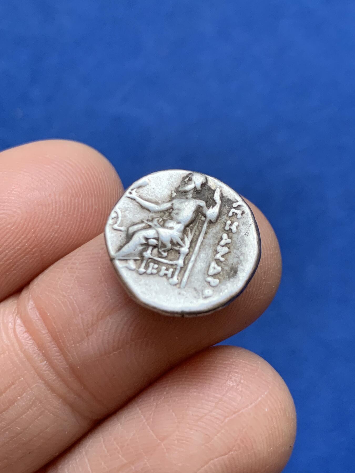 《竞宝斋》第457场 周日，周一，周二   3场连拍 （全场包邮）欢迎送拍 古希腊-马其顿王国 公元前336-323年 1德拉克马 银币 亚历山大大帝在位时期发行 正面海格力斯 背面宙斯神像 打制不错 古典币经典品种