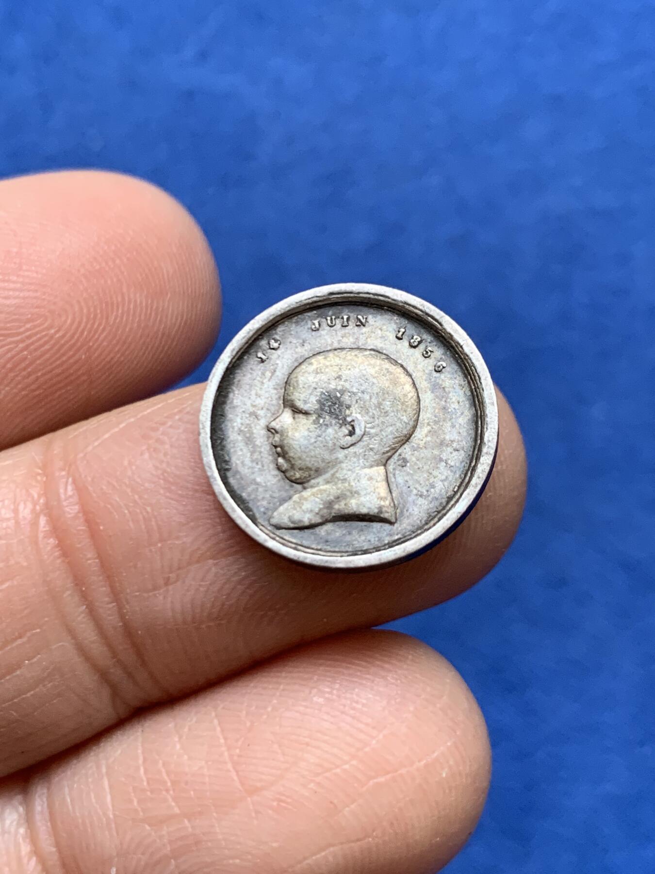 《竞宝斋》第457场 周日，周一，周二   3场连拍 （全场包邮）欢迎送拍 法国1856年拿破仑四世洗礼纪念银章，正面拿破仑四世，背面拿破仑三世夫妇头像，15.9mm，1.95克