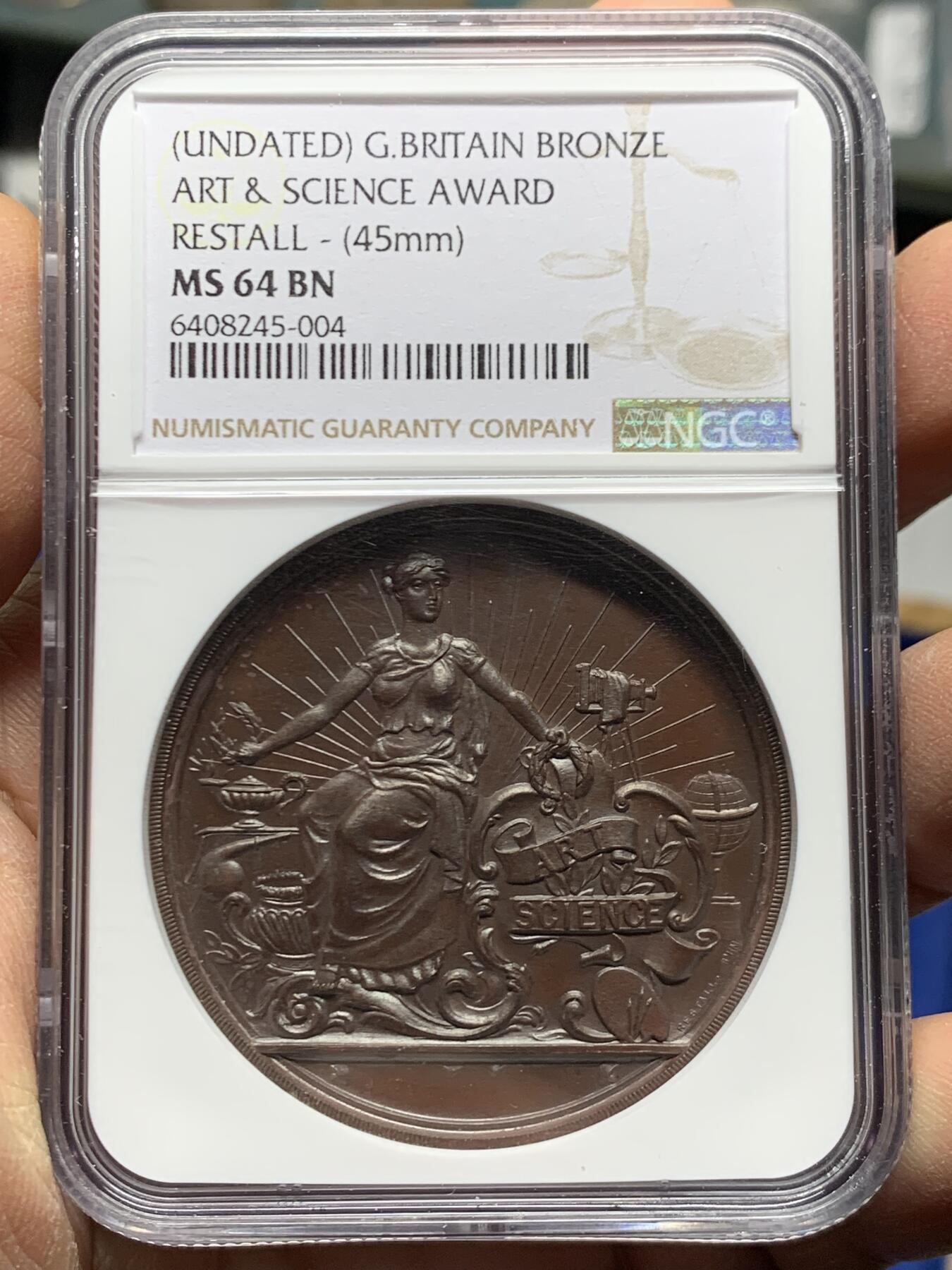 《竞宝斋》第457场 周日，周一，周二   3场连拍 （全场包邮）欢迎送拍 NGC MS64BN 英国 约1890年左右 康沃尔郡议会铜制大奖章，授予F.尤斯蒂斯小姐。45mm大规格，丝滑巧克力。令人惊艳的工艺，女神脸部及高点刻画清晰。极少见的英系大铜章。加厚盒