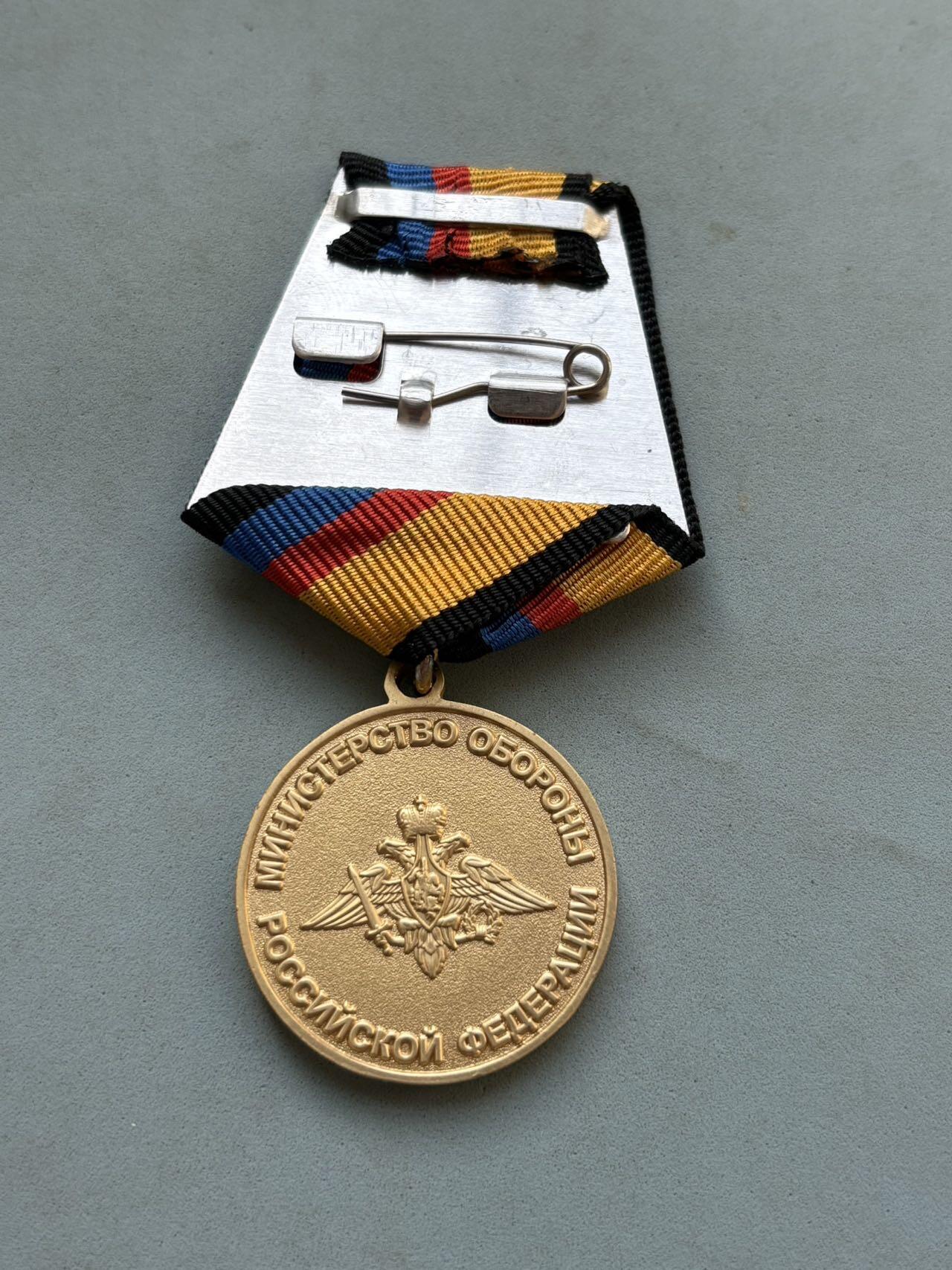 盛世勋华——号角文化勋章邮票专场拍卖第299期 俄罗斯联邦国防部2017年设立的“5年军事服役奖章”带空证书，该奖章由俄罗斯国防部长绍伊古于2017年9月7日以第535号命令设立，授予合同制服役满5年且无纪律处分的俄军士兵、士官，是对基础服役年限的官方表彰。