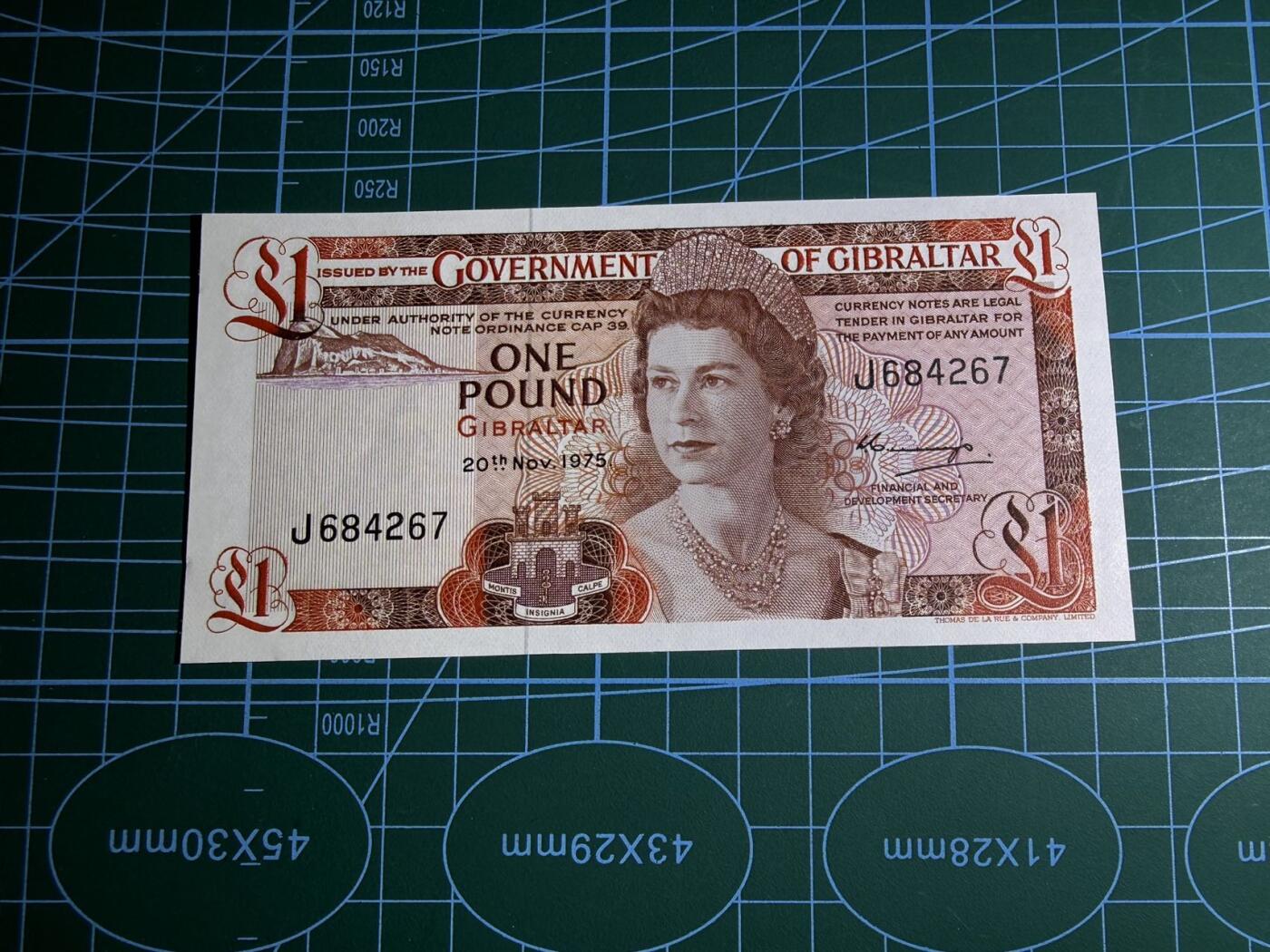 【炜奕收藏】，第五十七期，英联邦女王专场 1975年直布罗陀1镑，UNC-品相，边缘瑕疵，首发年a版少见