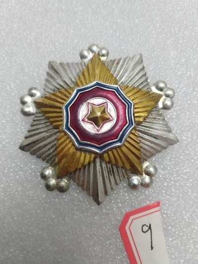 朝鲜二级国旗早期背平版珐琅彩完好 - 朝鲜二级国旗早期背平版珐琅彩完好