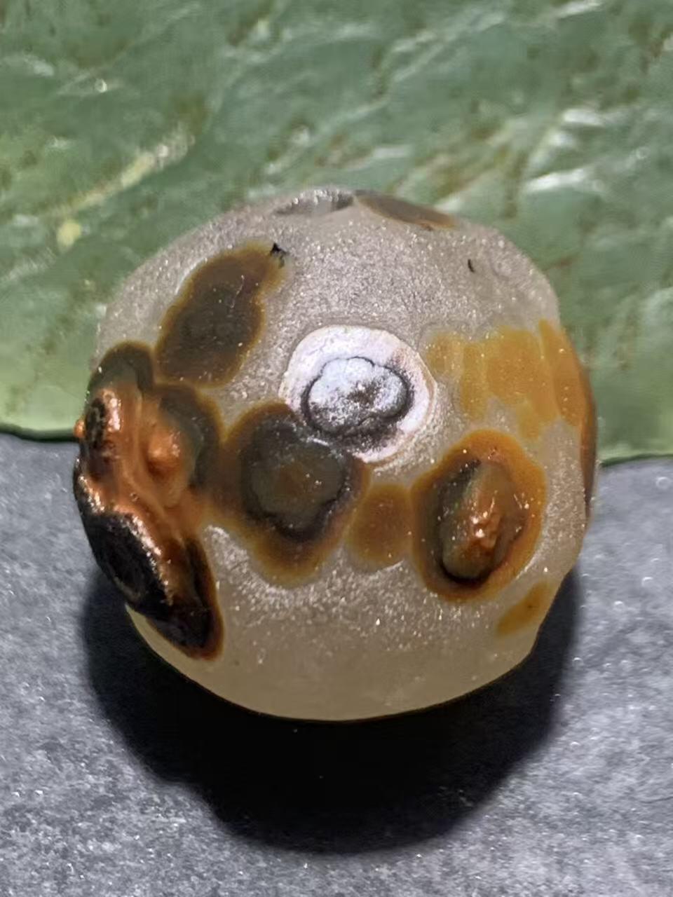 精美冰飘风化纹8字天眼图案战国红玛瑙随形珠一个，