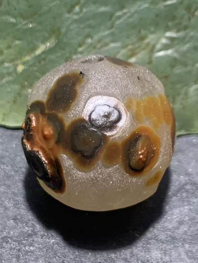 精美冰飘风化纹8字天眼图案战国红玛瑙随形珠一个， 精美冰飘风化纹8字天眼图案战国红玛瑙随形珠一个，