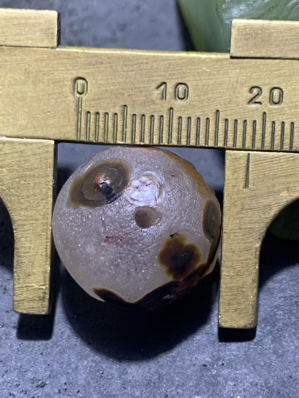 精美冰飘风化纹8字天眼图案战国红玛瑙随形珠一个，