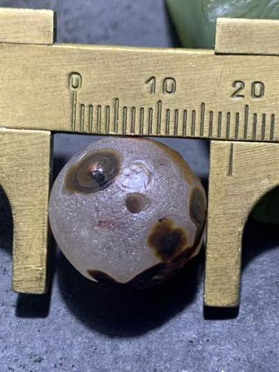 精美冰飘风化纹8字天眼图案战国红玛瑙随形珠一个， 精美冰飘风化纹8字天眼图案战国红玛瑙随形珠一个，