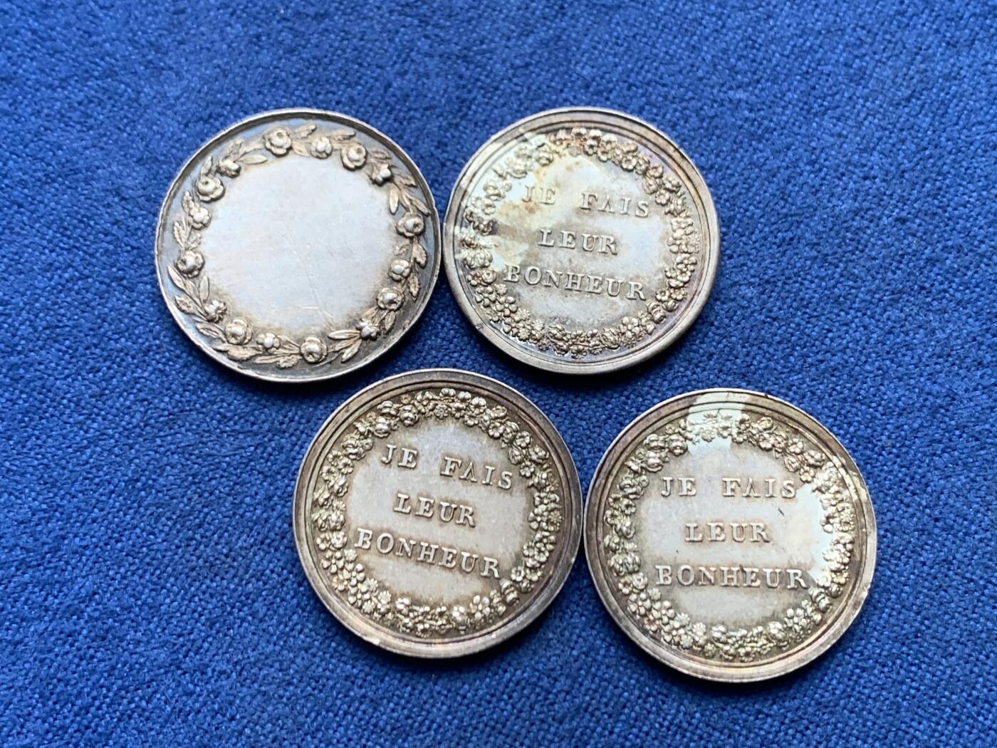 《竞宝斋》第457场 周日，周一，周二   3场连拍 （全场包邮）欢迎送拍 法国早期婚礼银章一套 四枚 13.1克 19.7mm 带原始包装 早期光边  稀有 值得收藏