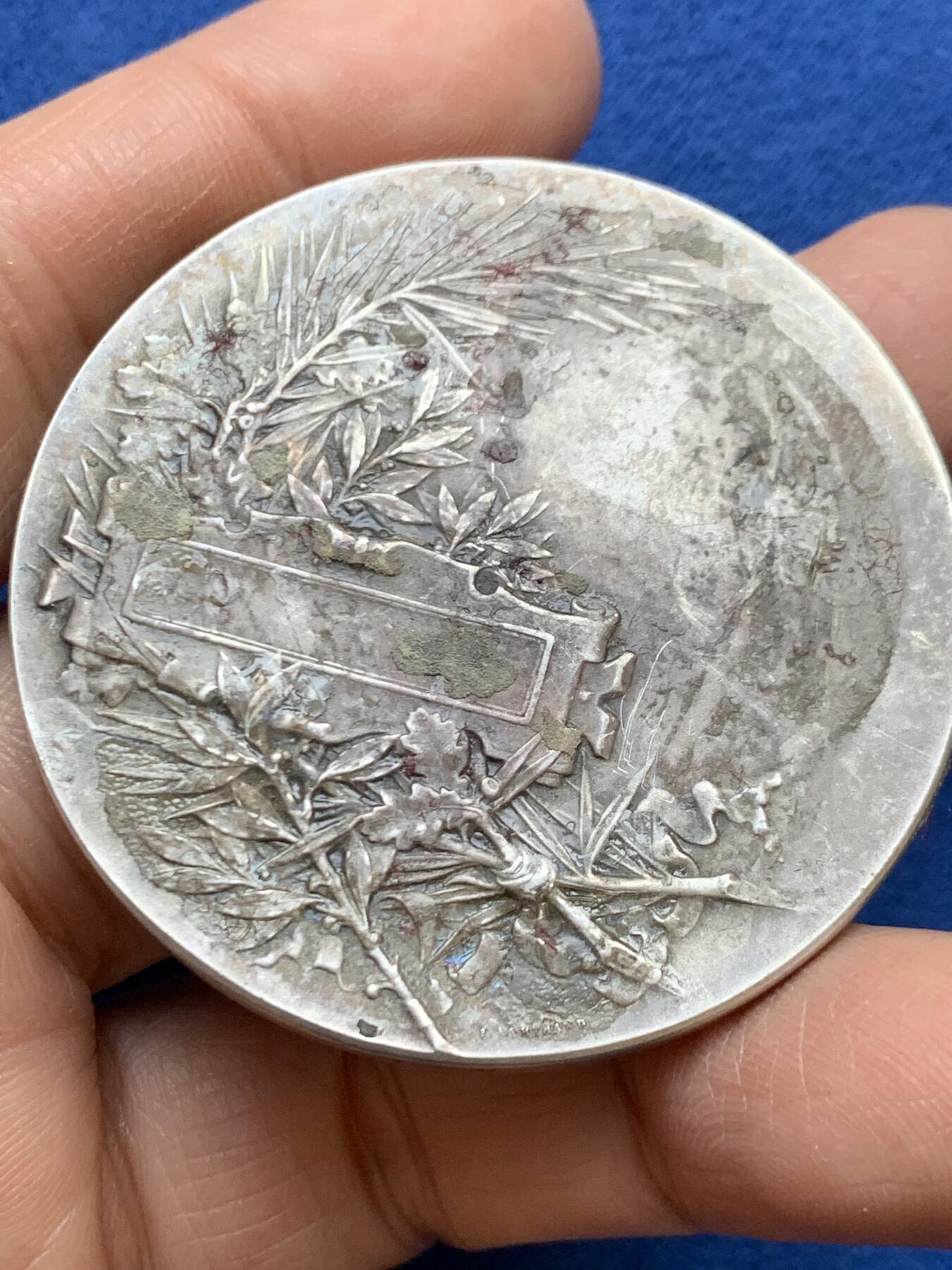 《竞宝斋》第457场 周日，周一，周二   3场连拍 （全场包邮）欢迎送拍 名家名作CH.Pillet 采蜜的少女大银章 59.8克 50.5mm 菱形银标