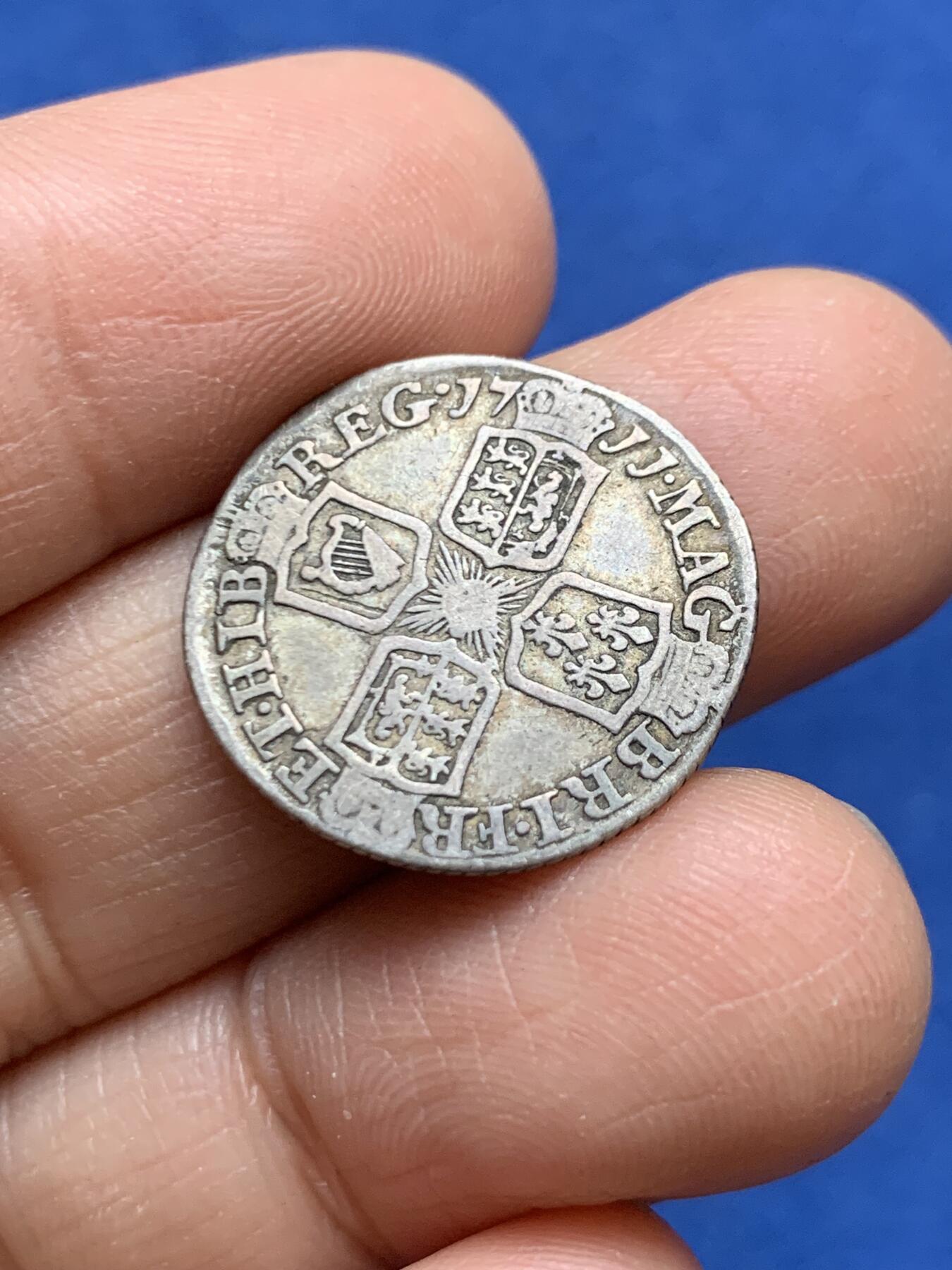 《竞宝斋》第457场 周日，周一，周二   3场连拍 （全场包邮）欢迎送拍 英国 1711年 6便士 银币 安妮女王在位时期发行 细节不错 无磕碰 包浆自然 少见品种