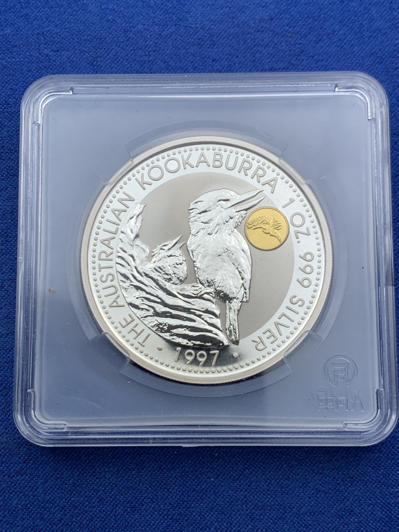 《竞宝斋》第457场 周日，周一，周二   3场连拍 （全场包邮）欢迎送拍 1997年澳大利亚1澳元普制银币“翠鸟-镶嵌金凤凰” 999银带0.5克纯金 1盎司 发行量2万枚
