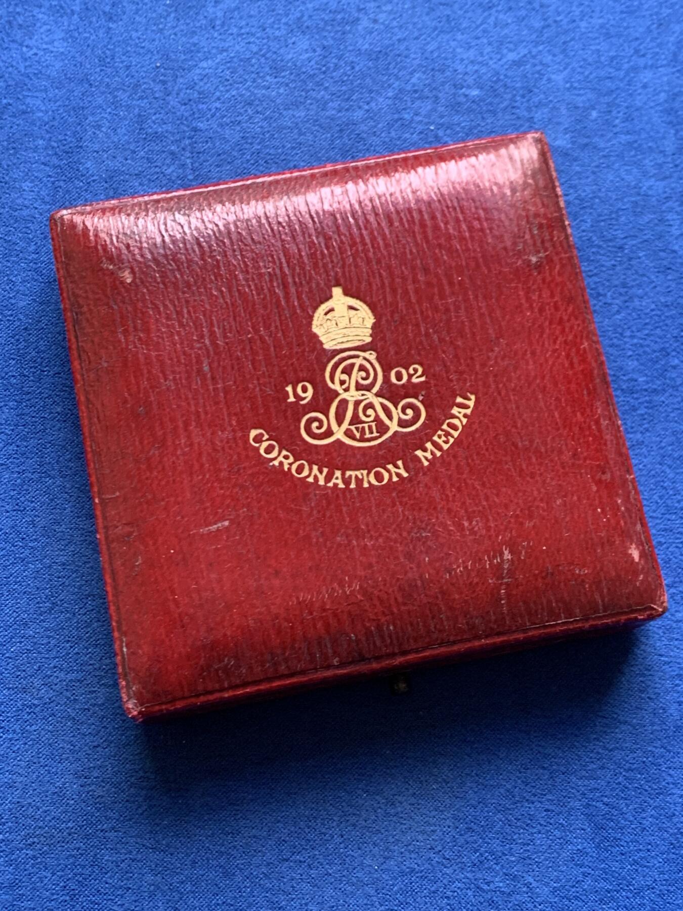 《竞宝斋》第457场 周日，周一，周二   3场连拍 （全场包邮）欢迎送拍 英国1902年 爱德华七世夫妇加冕典礼 纪念大铜章 巧克力包浆 80.8克 55.4mm 原盒